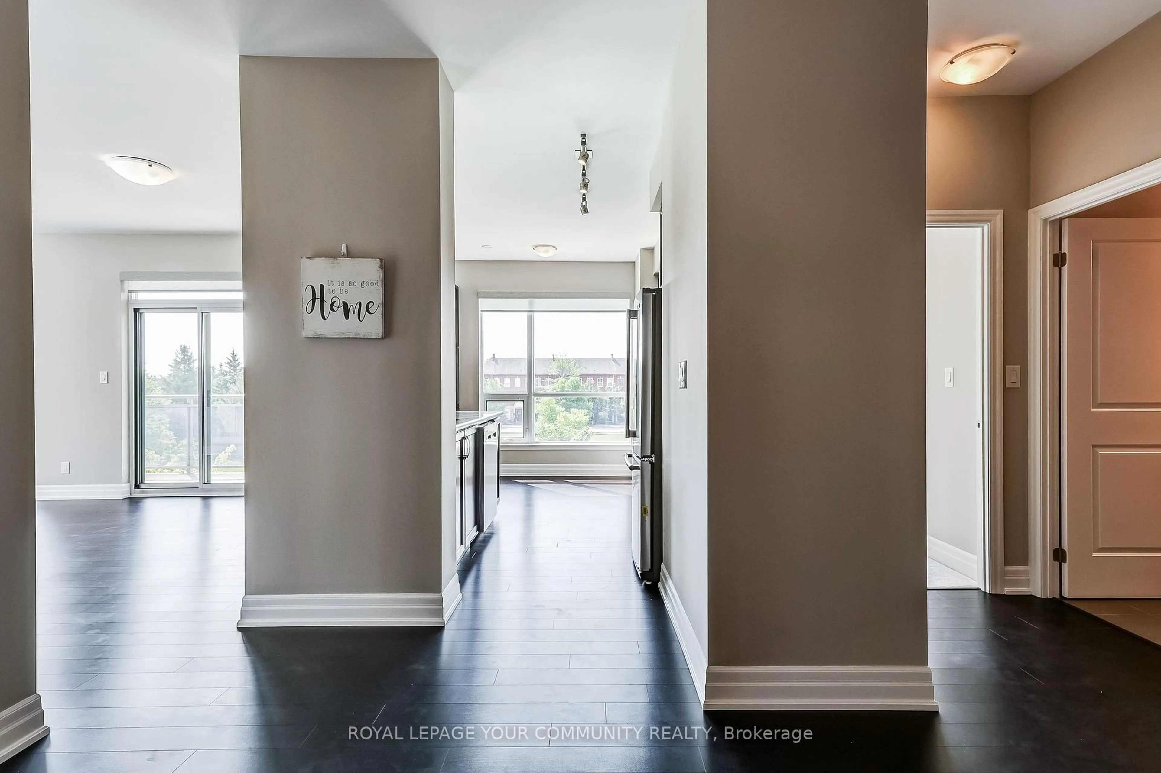 Indoor entryway for 111 Civic Square Gate #306, Aurora Ontario L4G 0S6