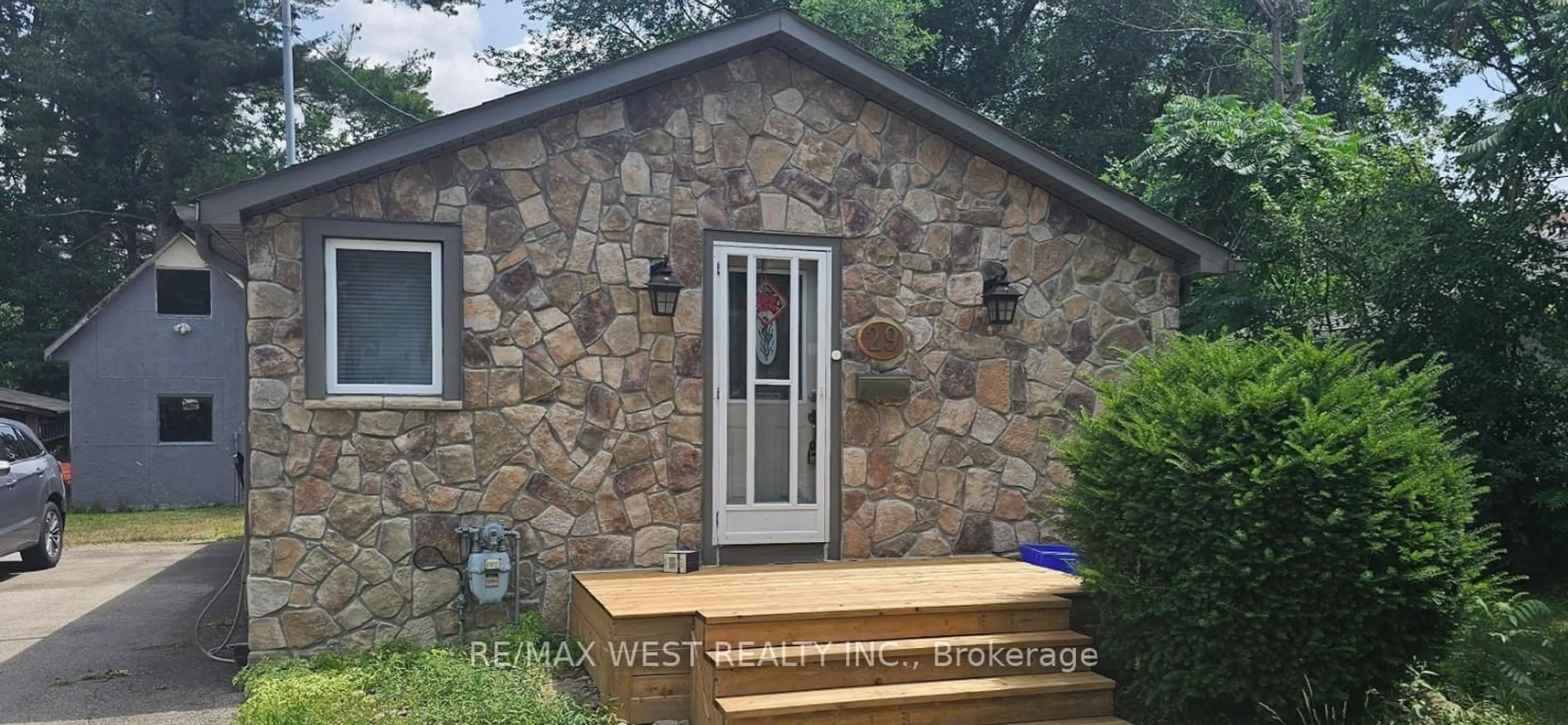 Unknown for 29 Pleasant Ave, East Gwillimbury Ontario L9N 1J9