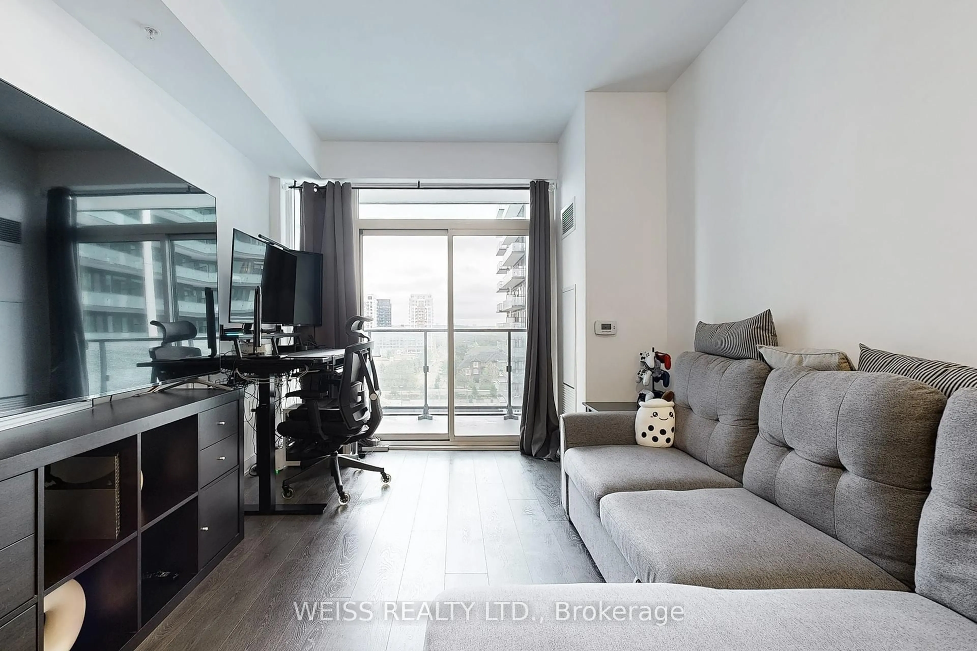 Living room with furniture, unknown for 75 Oneida Cres #802, Richmond Hill Ontario L4B 0A6