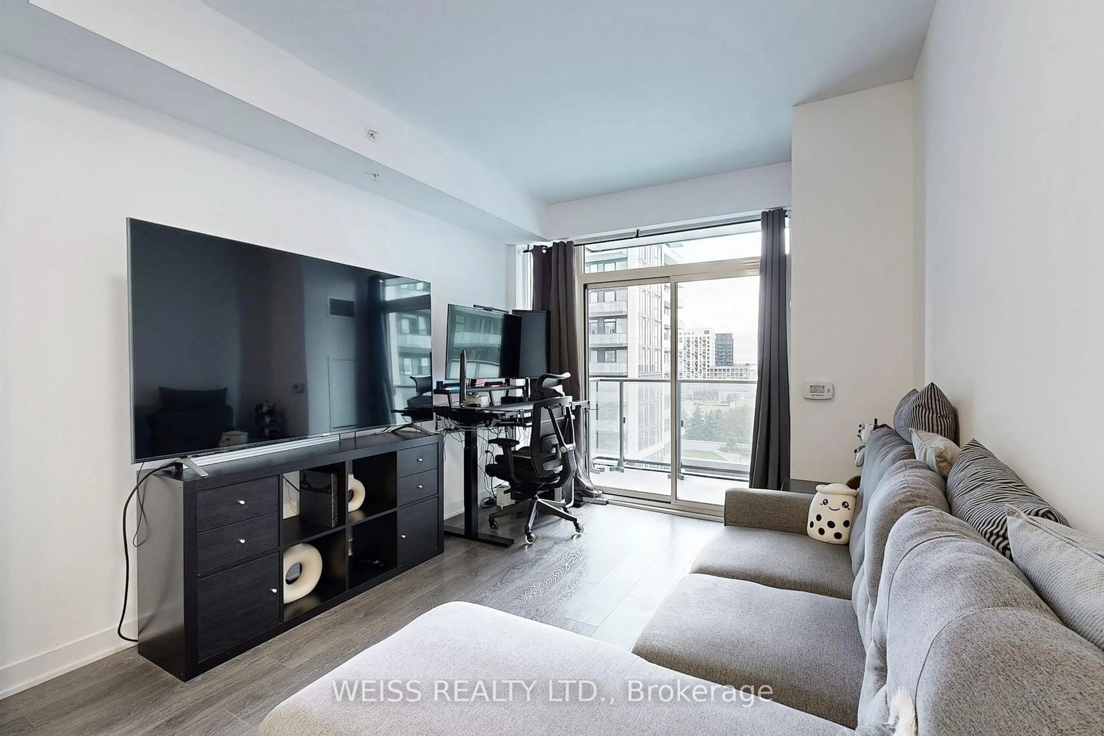 Living room with furniture, unknown for 75 Oneida Cres #802, Richmond Hill Ontario L4B 0A6