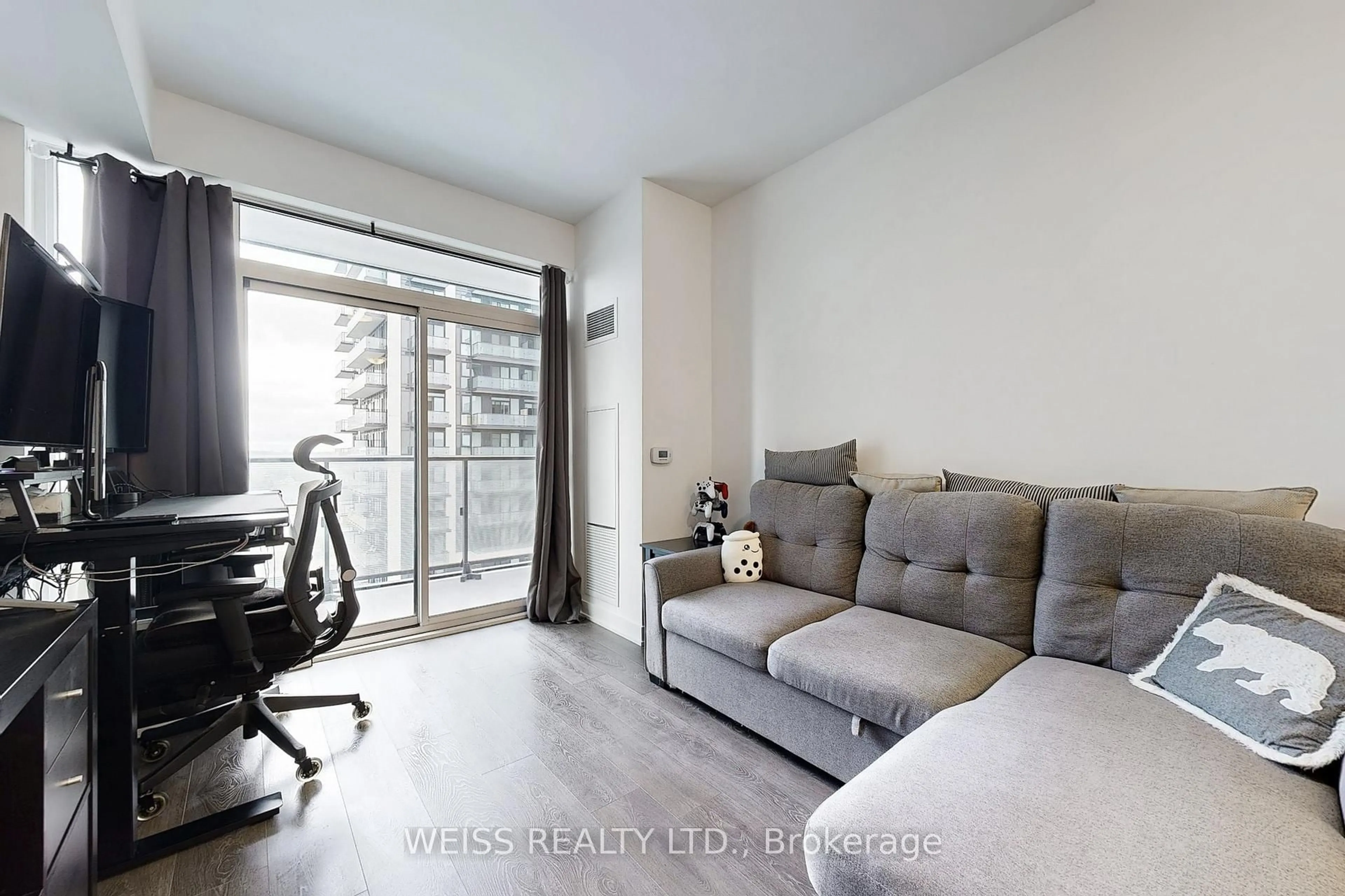 Living room with furniture, unknown for 75 Oneida Cres #802, Richmond Hill Ontario L4B 0A6