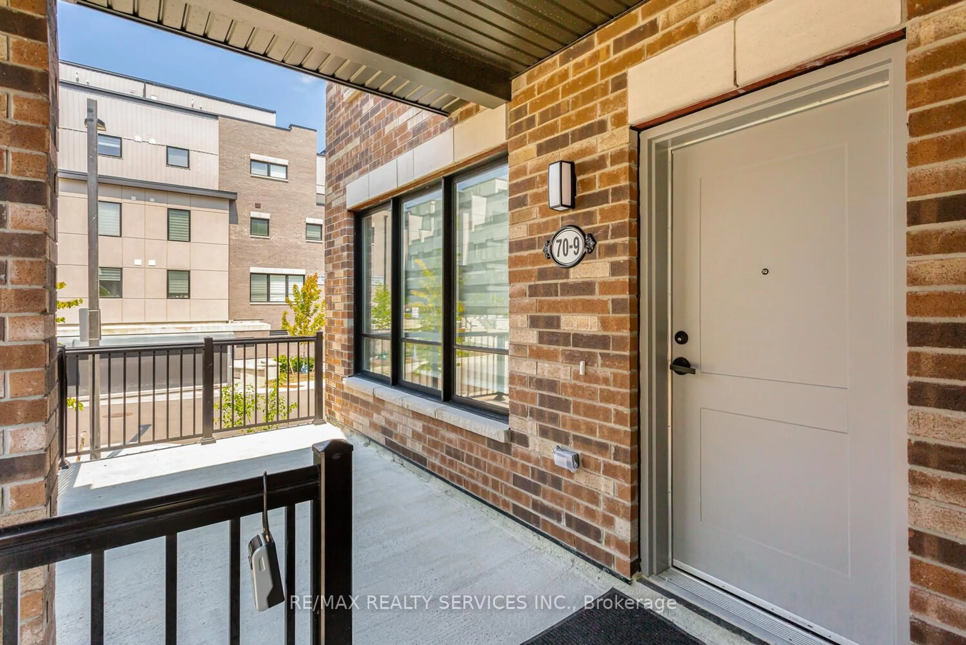 Indoor entryway for 70 Baynes Way #9, Bradford West Gwillimbury Ontario L3Z 4M3