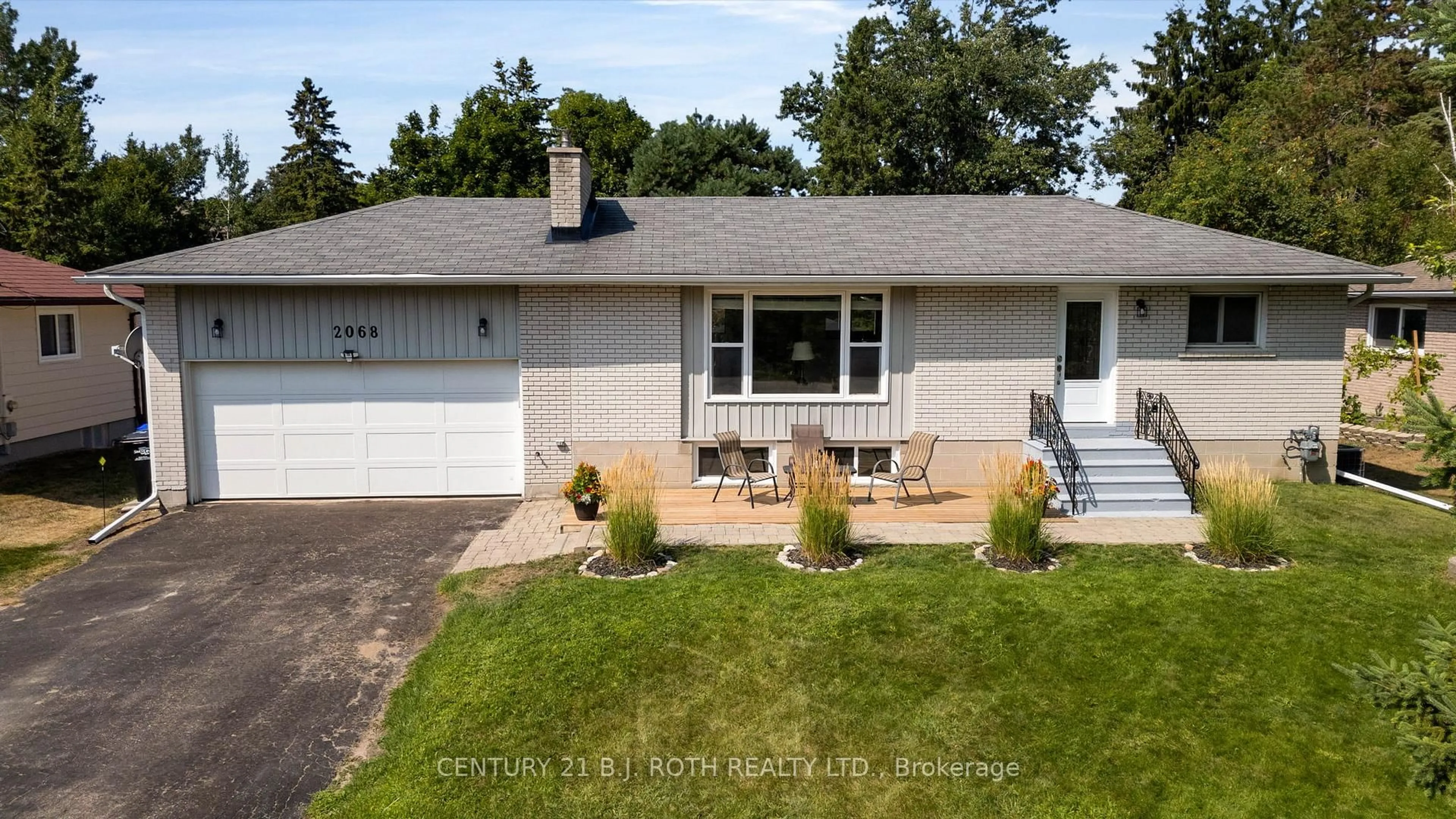 Home with vinyl exterior material, street for 2068 Craig Rd, Innisfil Ontario L9S 1T2