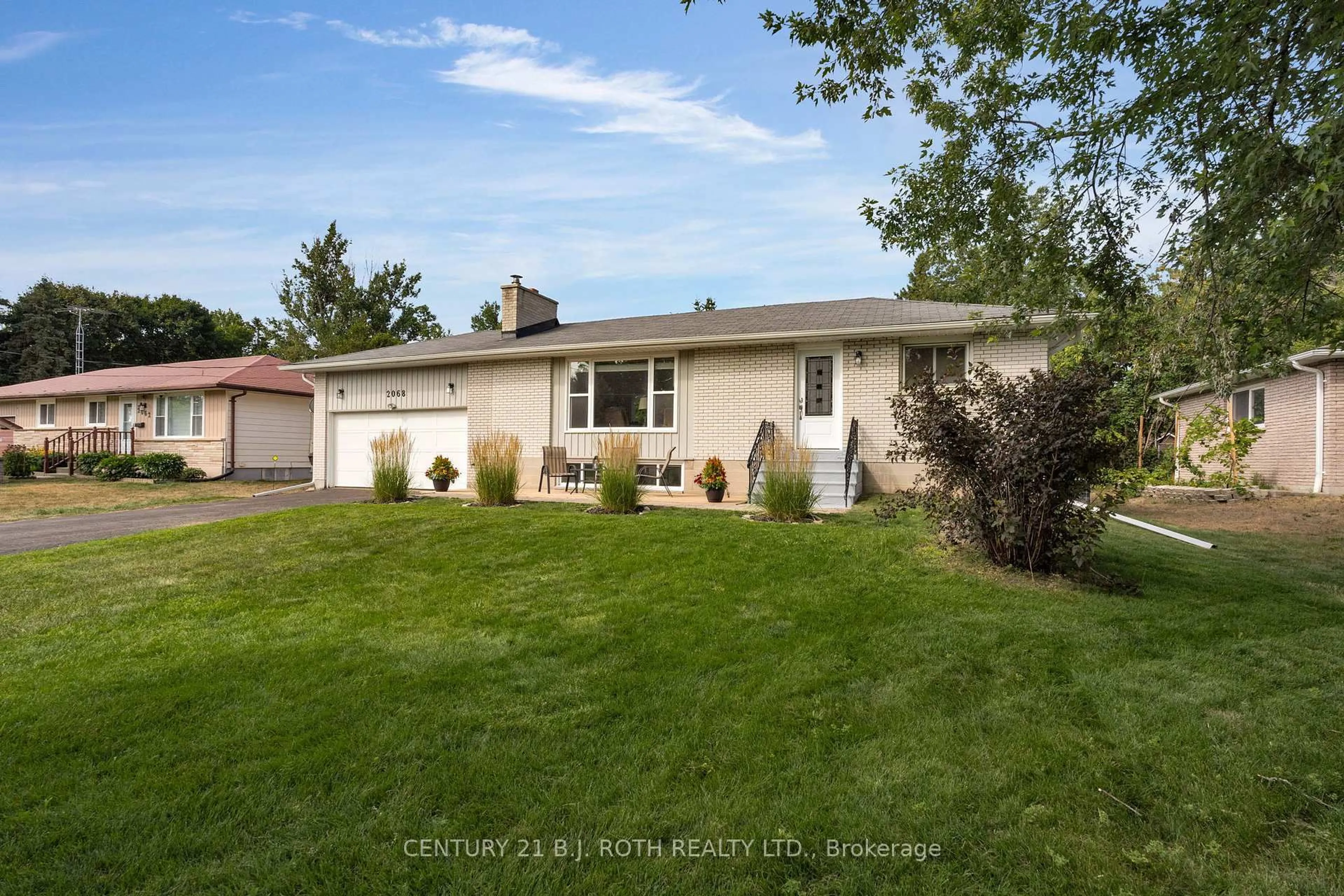 A pic from outside/outdoor area/front of a property/back of a property/a pic from drone, street for 2068 Craig Rd, Innisfil Ontario L9S 1T2