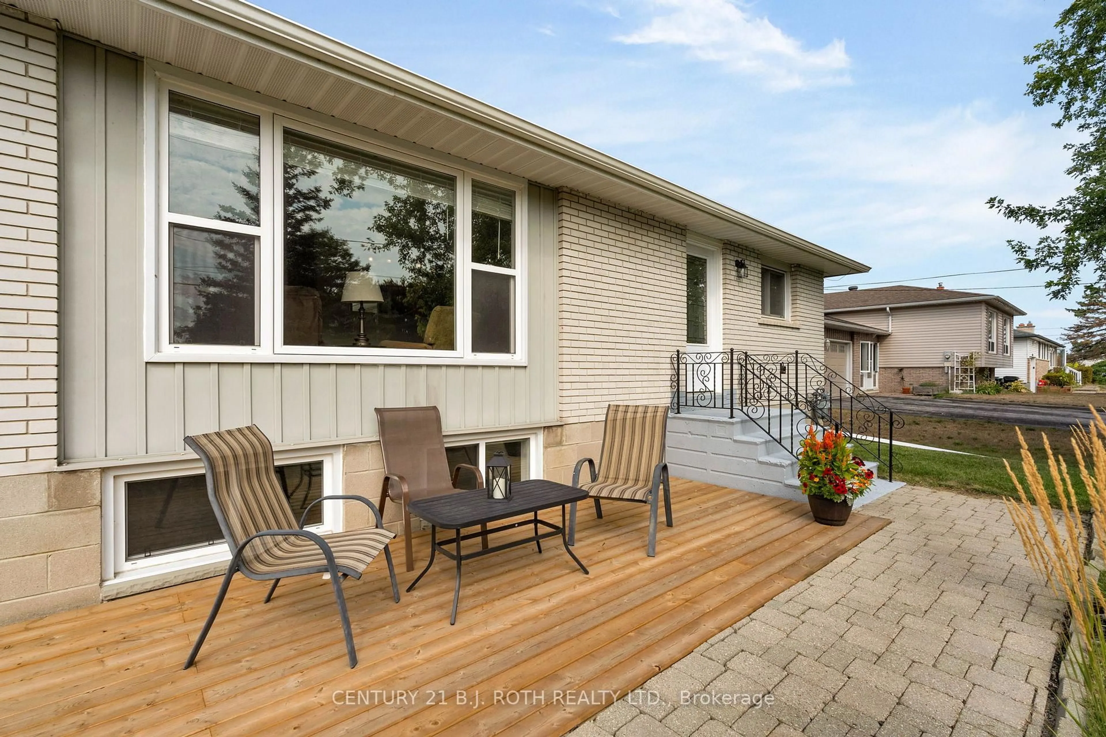 Patio, street for 2068 Craig Rd, Innisfil Ontario L9S 1T2