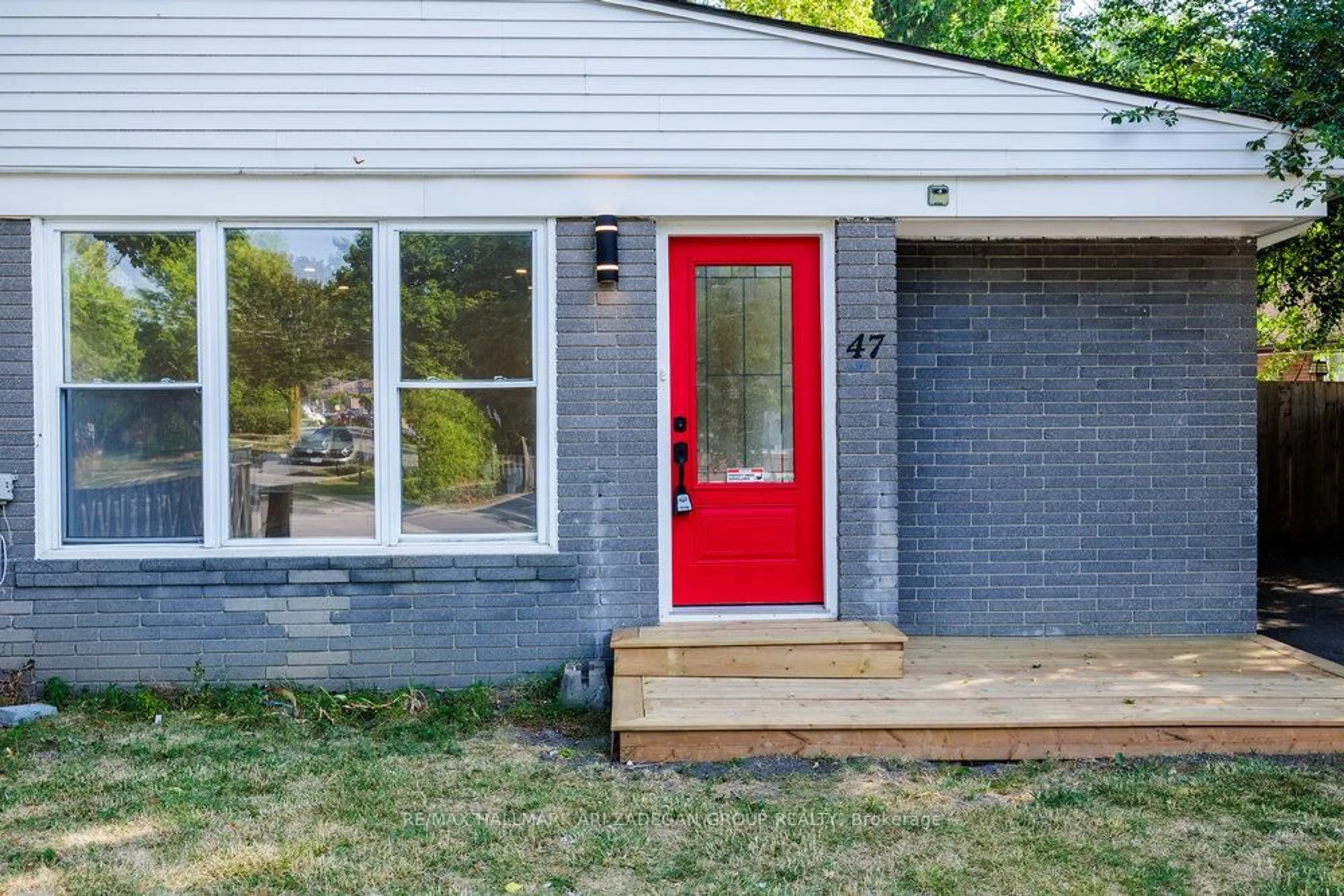 Home with brick exterior material, street for 47 Newbury Dr, Newmarket Ontario L3Y 4P9