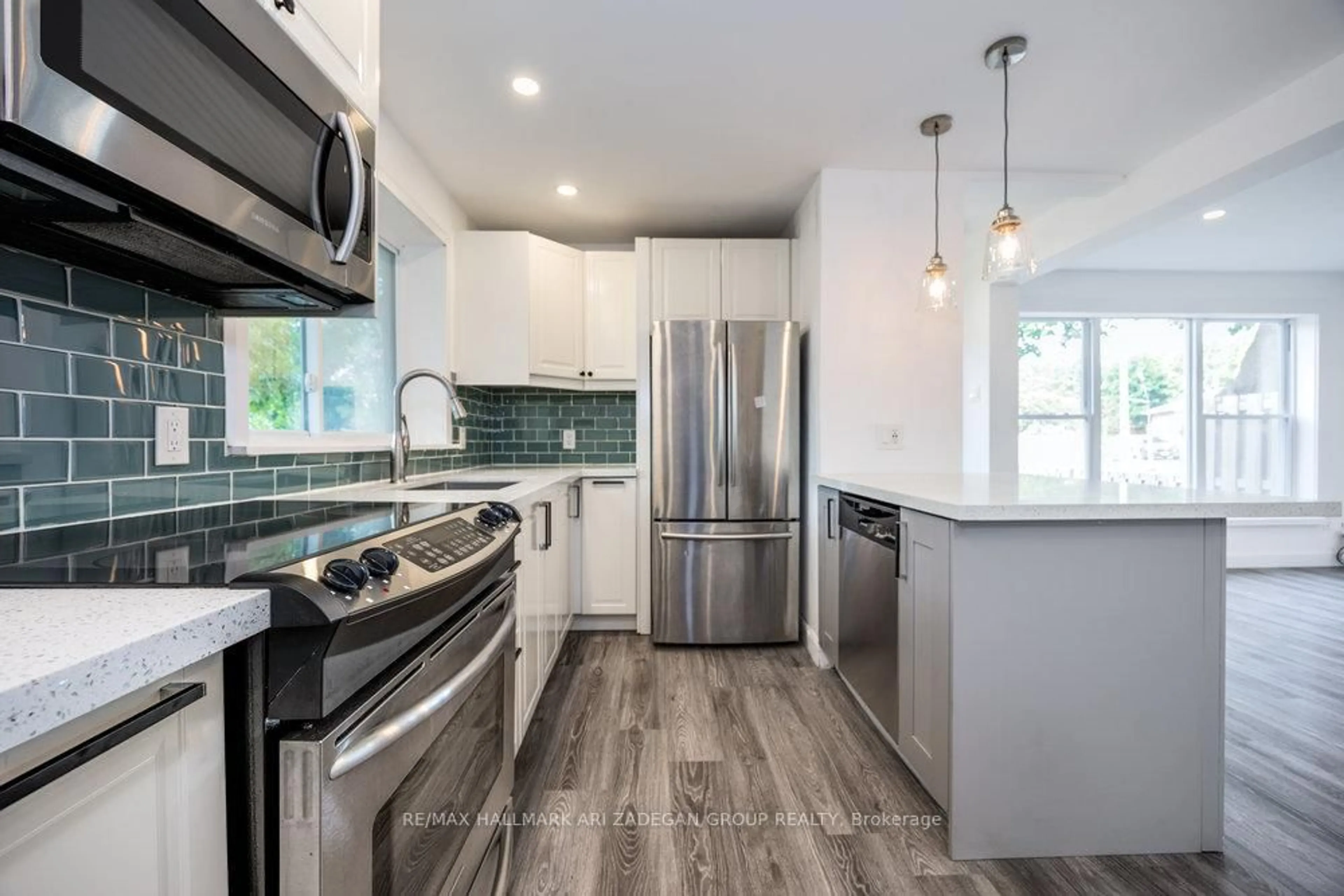 Open concept kitchen, unknown for 47 Newbury Dr, Newmarket Ontario L3Y 4P9