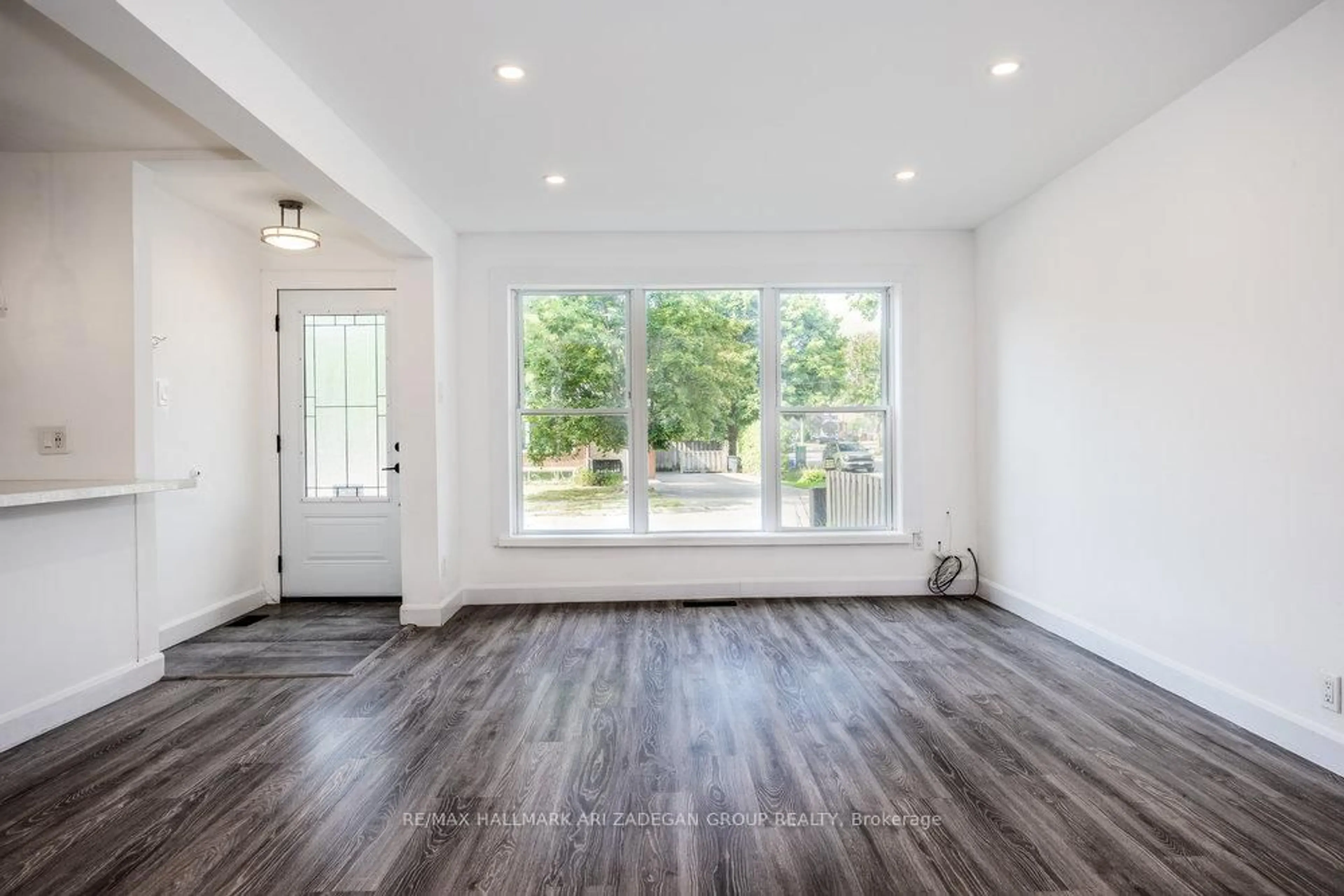 Indoor entryway for 47 Newbury Dr, Newmarket Ontario L3Y 4P9