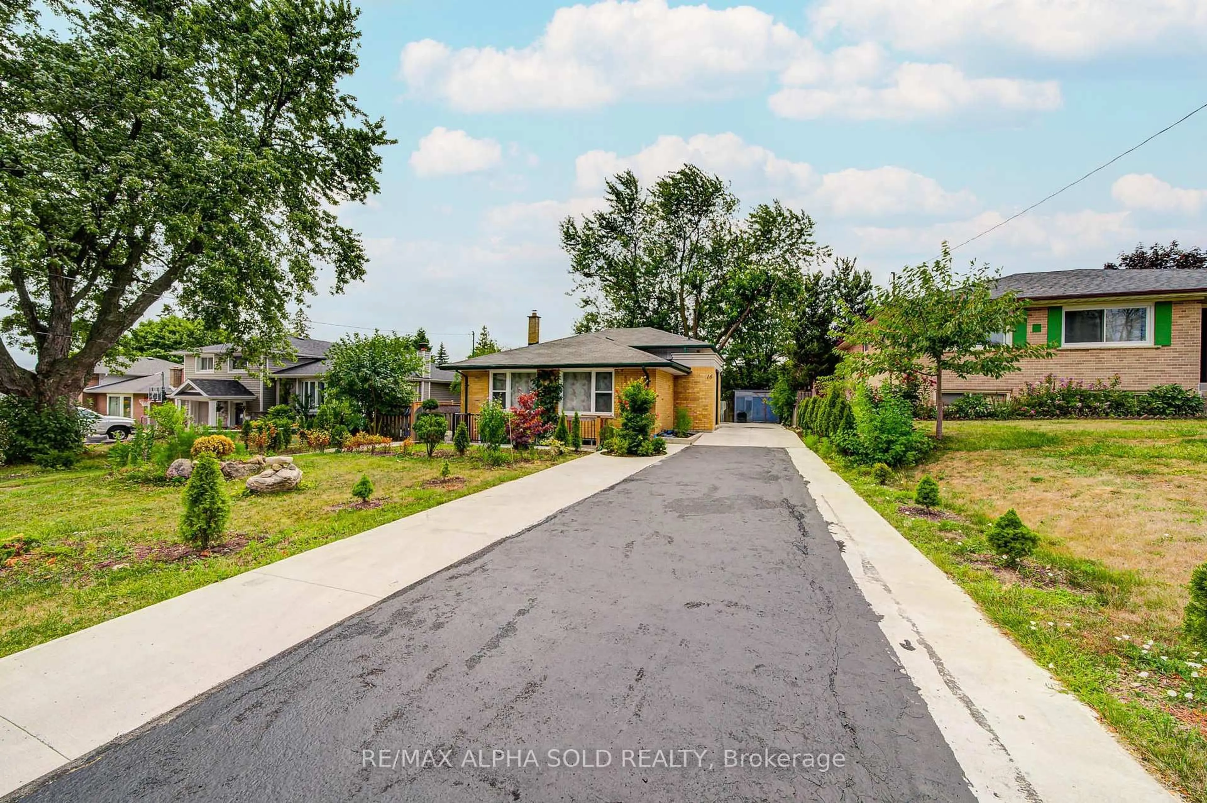 A pic from outside/outdoor area/front of a property/back of a property/a pic from drone, street for 16 Arrowflight Dr, Markham Ontario L3P 1S1