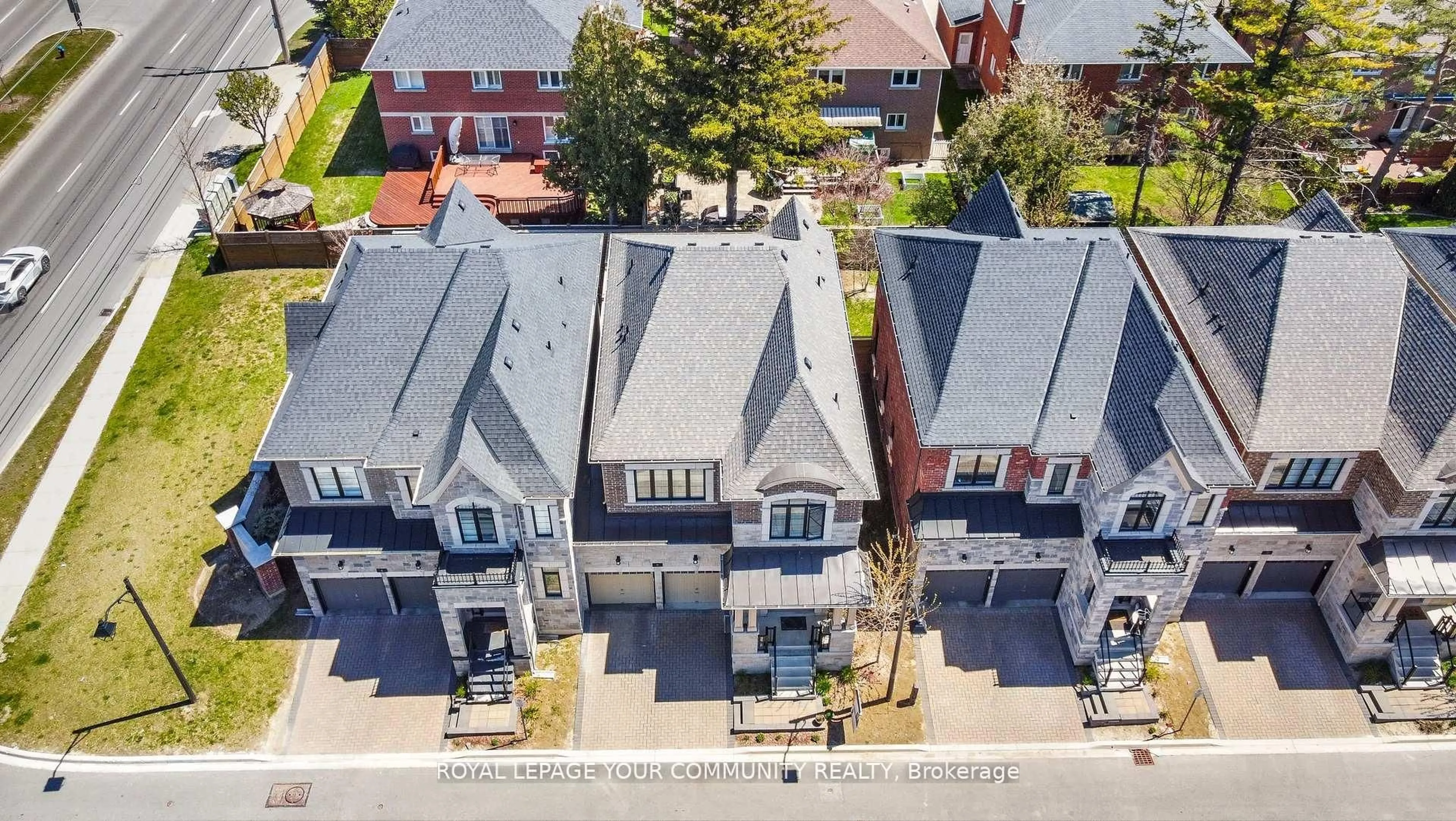 A pic from outside/outdoor area/front of a property/back of a property/a pic from drone, street for 8 Duncombe Lane, Richmond Hill Ontario L4C 1C2