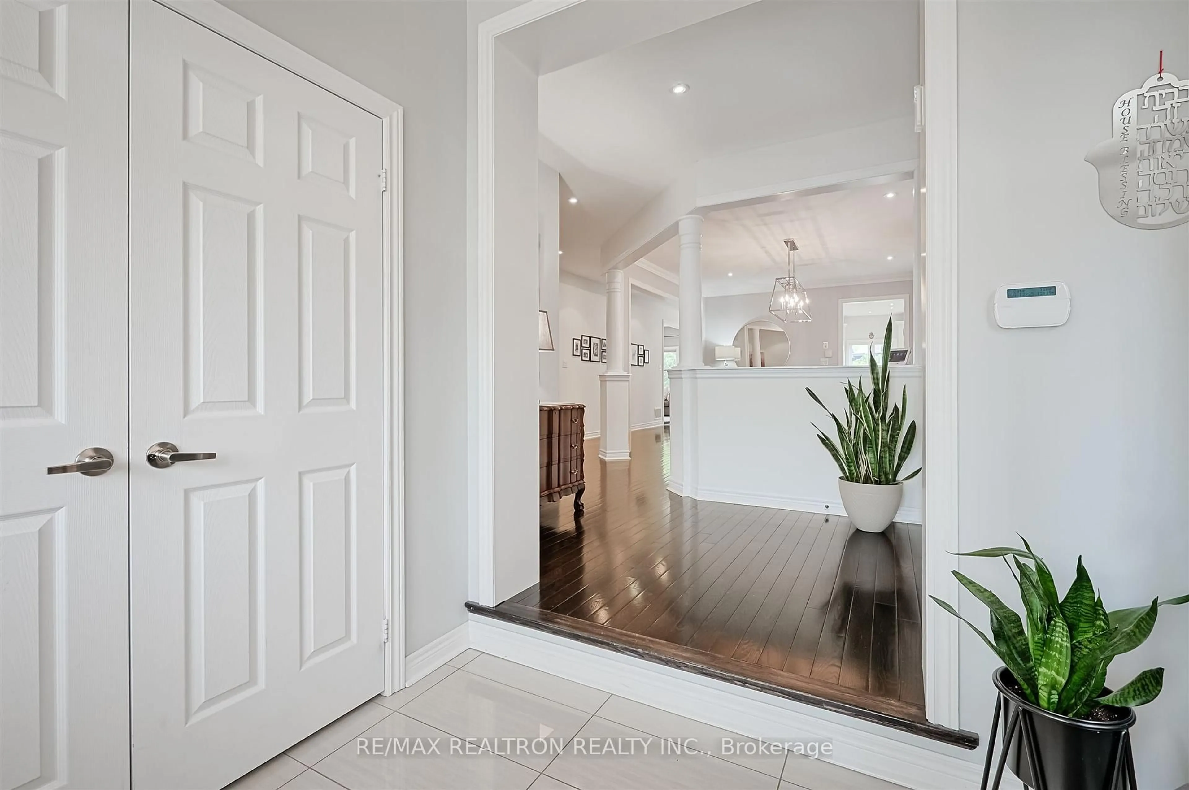 Indoor entryway for 27 Ironbark Crt, Vaughan Ontario L6A 4S6