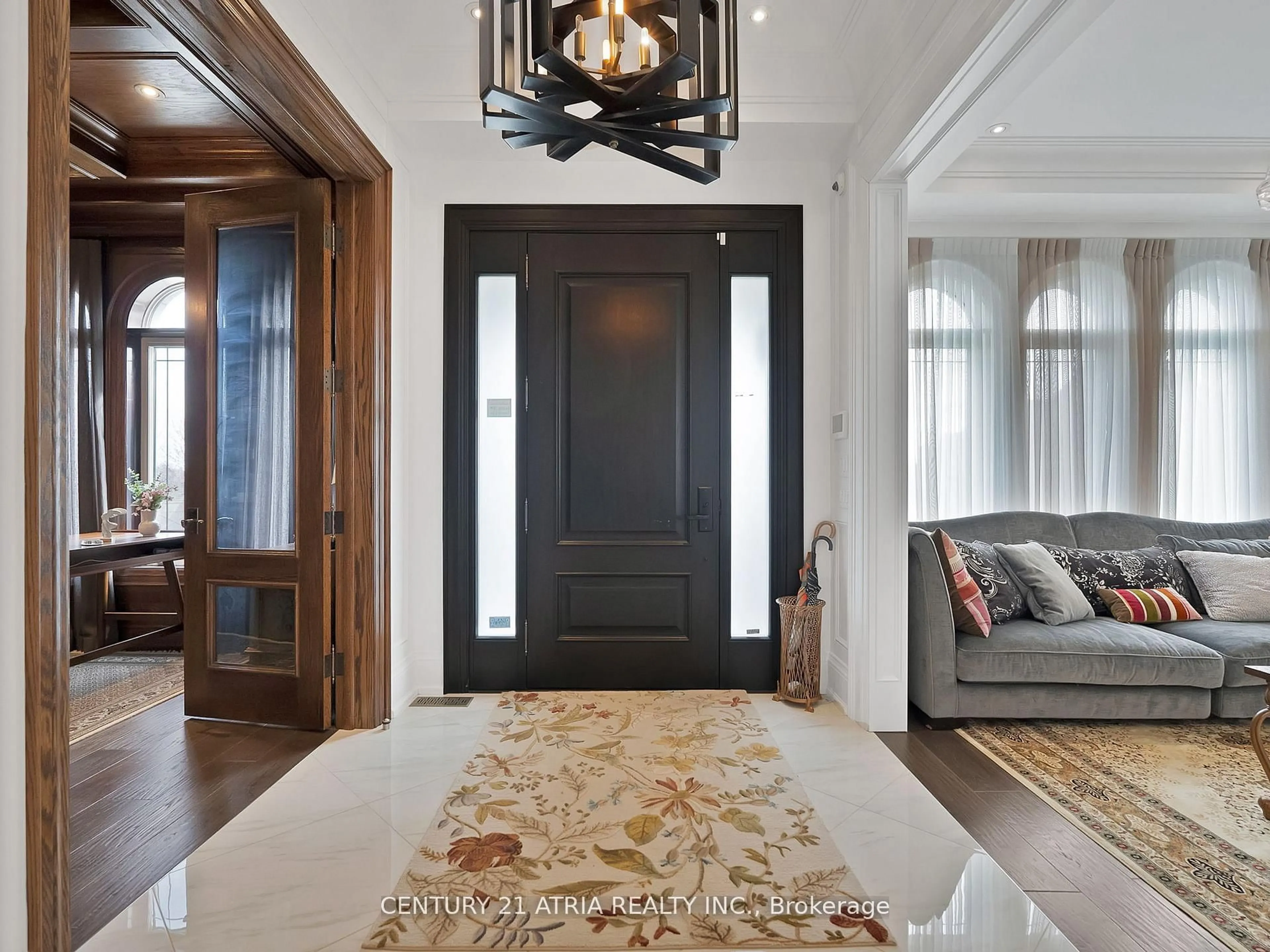 Indoor entryway for 67 Langdon Dr, King Ontario L7B 0M1