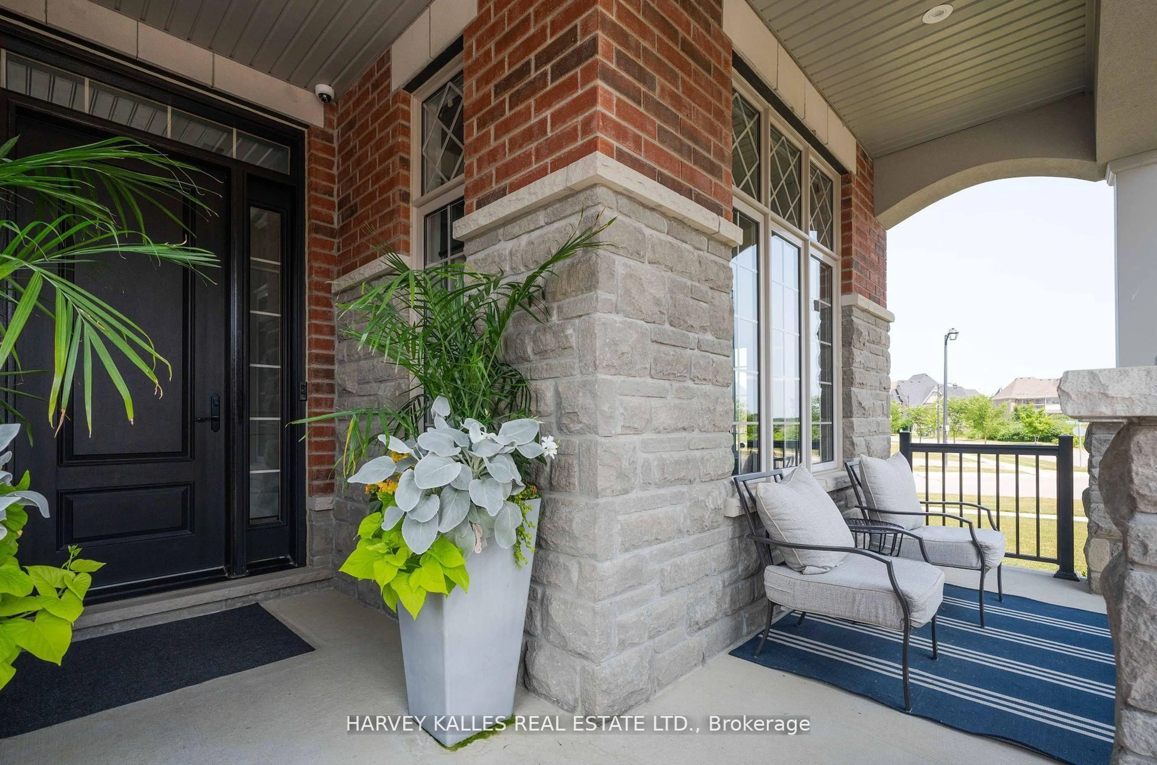 Indoor entryway for 4 Larkin Ave, King Ontario L7B 0N8