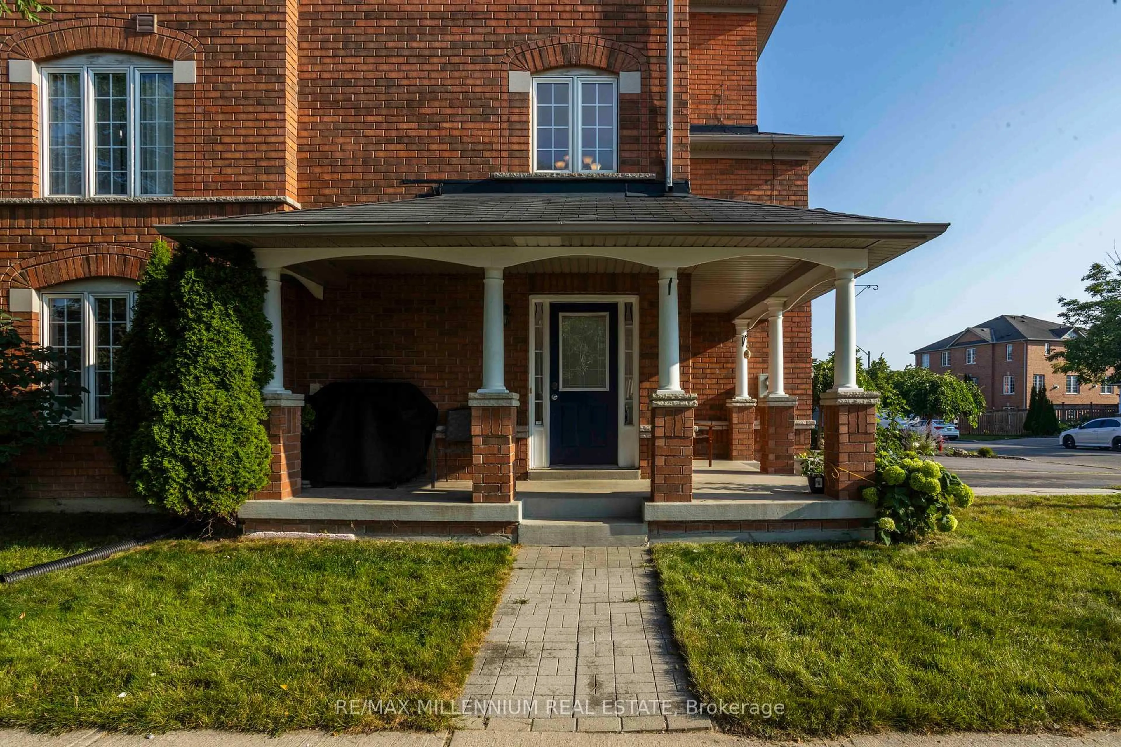 Home with brick exterior material, street for 142 Millcliff Circ, Aurora Ontario L4G 7N8