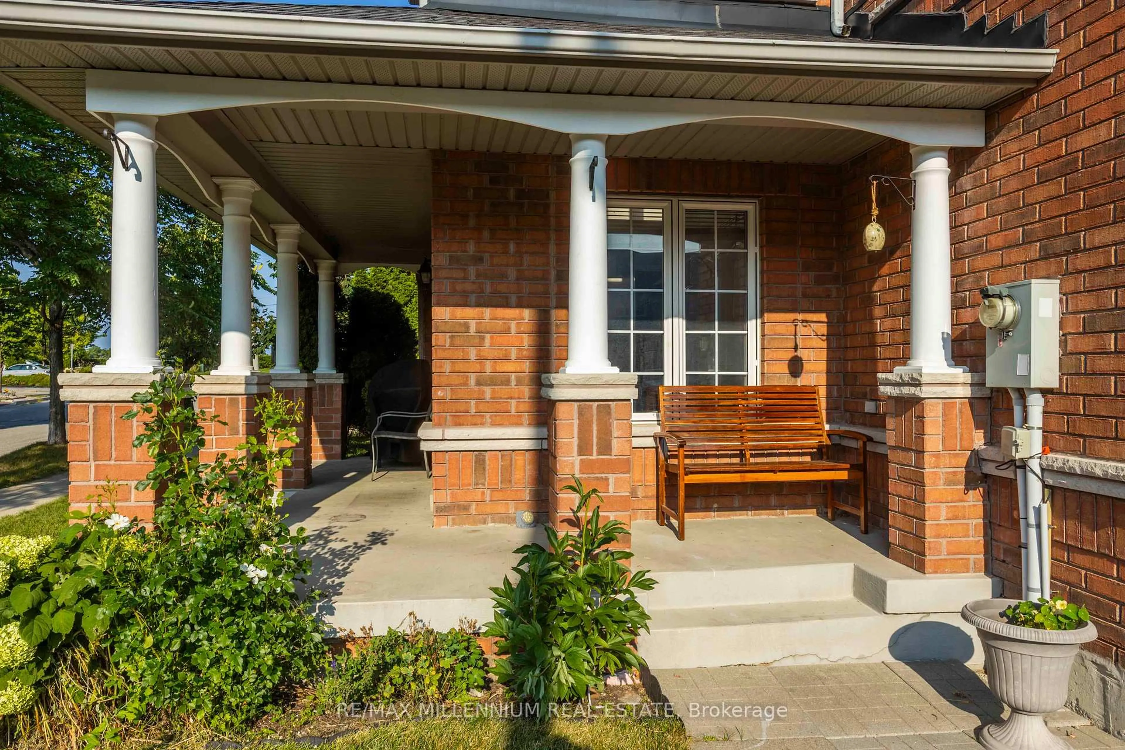 Home with brick exterior material, street for 142 Millcliff Circ, Aurora Ontario L4G 7N8