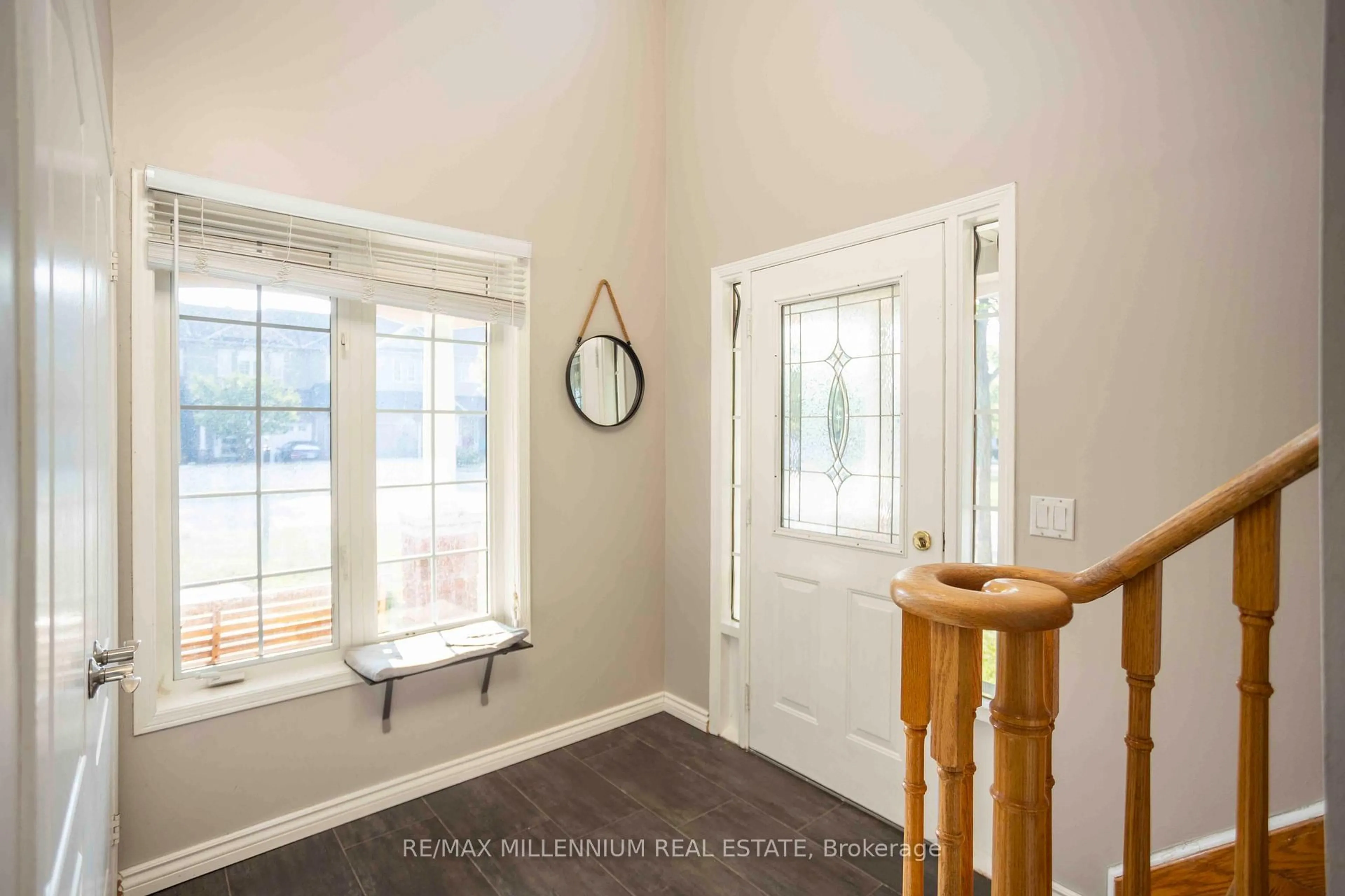 Indoor entryway for 142 Millcliff Circ, Aurora Ontario L4G 7N8