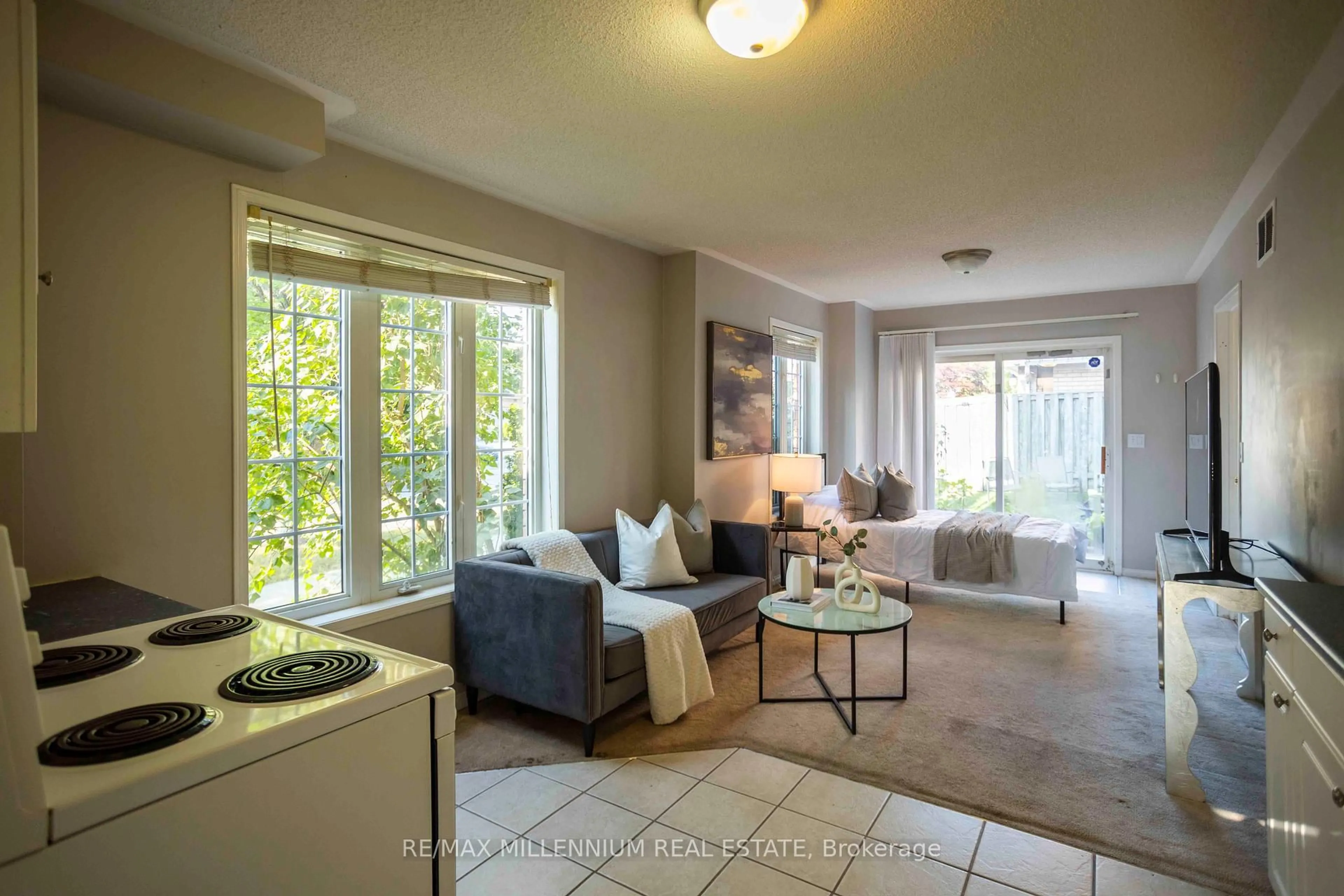 Living room with furniture, unknown for 142 Millcliff Circ, Aurora Ontario L4G 7N8