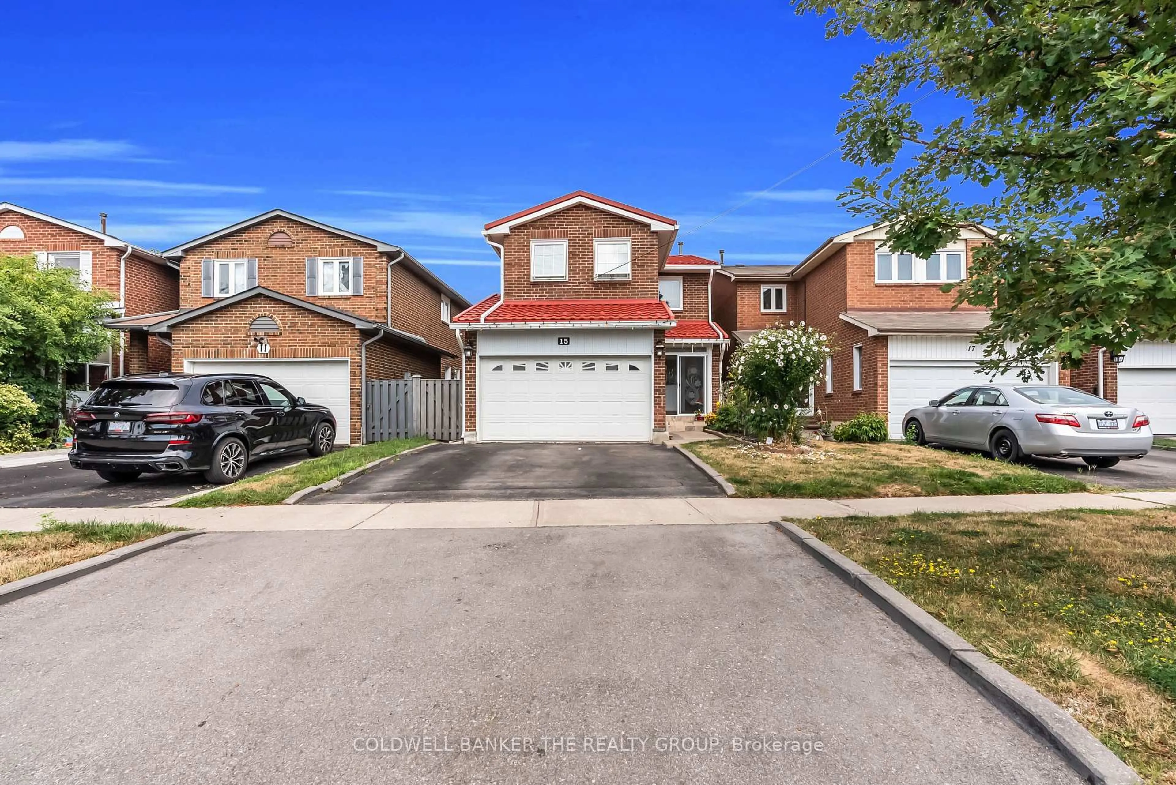 A pic from outside/outdoor area/front of a property/back of a property/a pic from drone, street for 15 Cog Hill Dr, Vaughan Ontario L4K 1M6