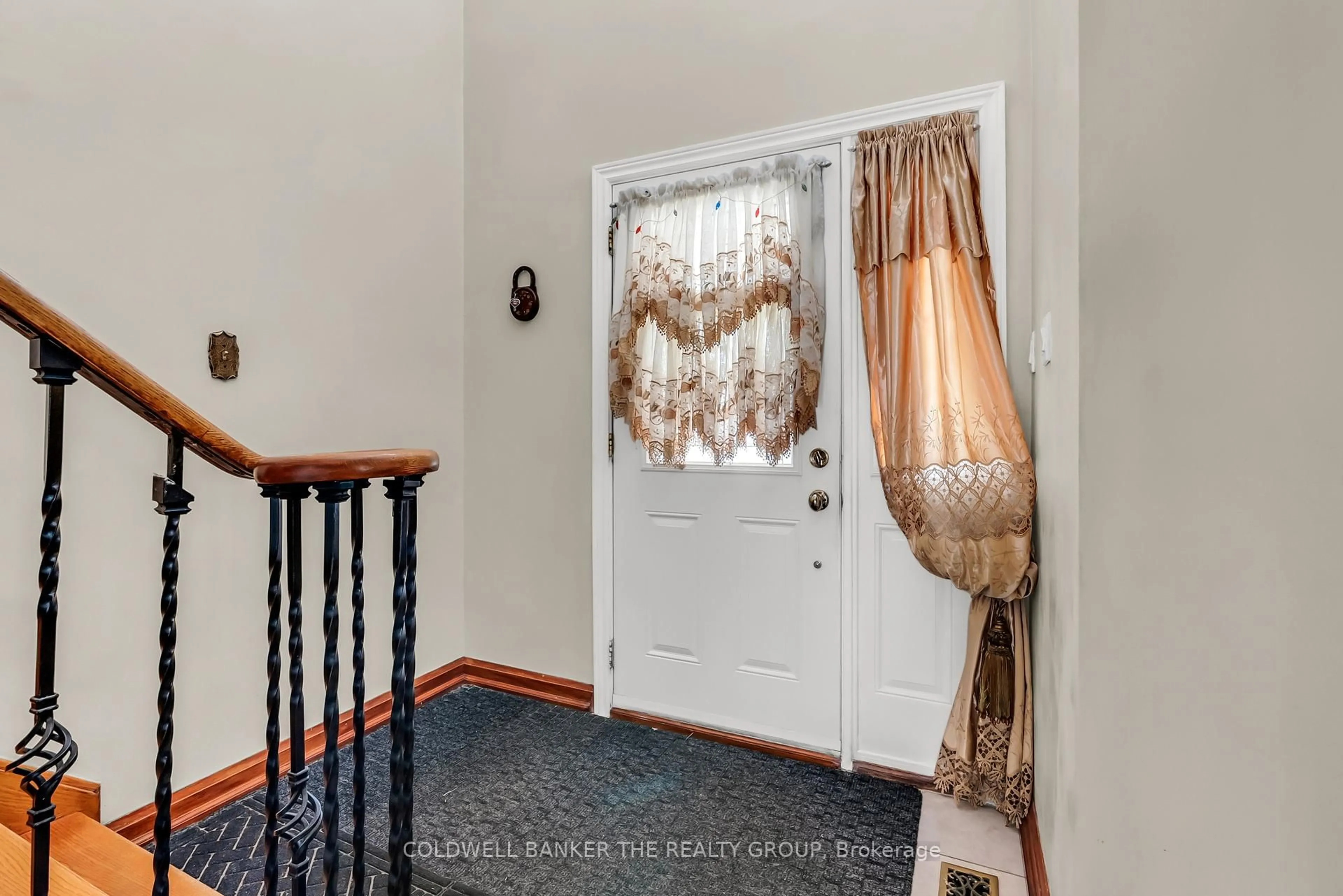 Indoor entryway for 15 Cog Hill Dr, Vaughan Ontario L4K 1M6
