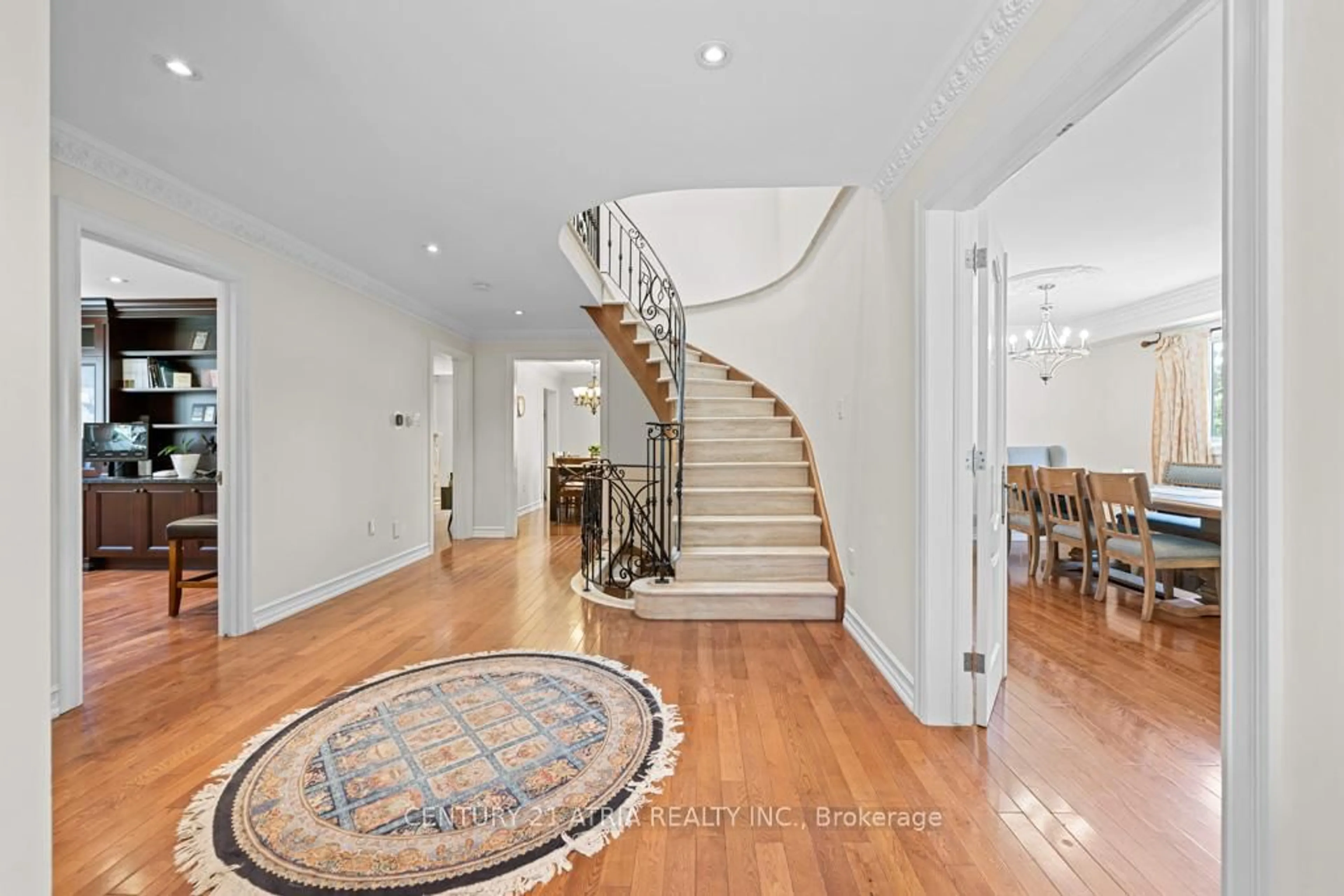 Indoor foyer for 33 Autumn Way, Aurora Ontario L4G 4P2