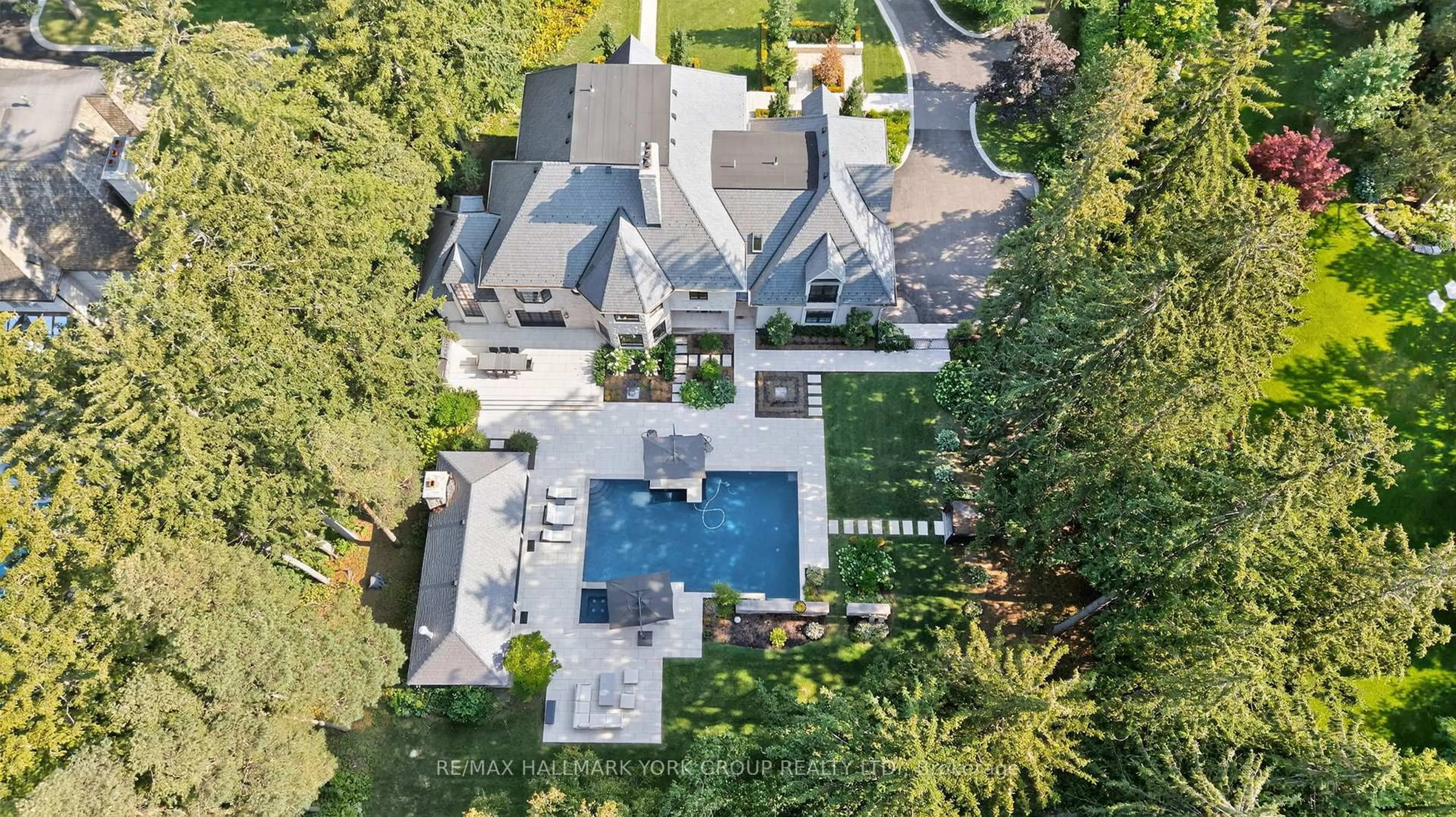 A pic from outside/outdoor area/front of a property/back of a property/a pic from drone, street for 108 Kennedy St, Aurora Ontario L4G 2L7