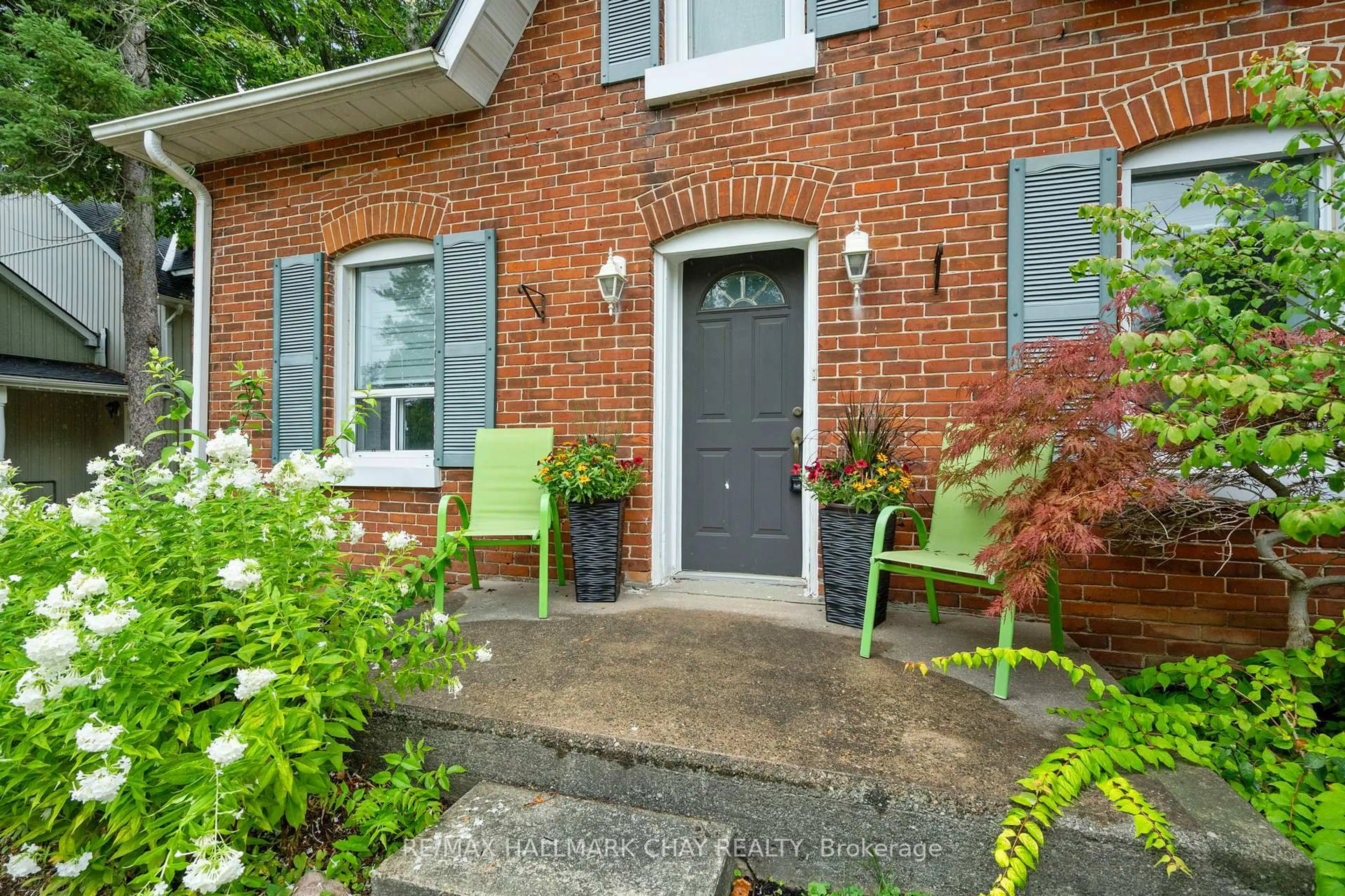 Home with brick exterior material, street for 2088 Victoria St, Innisfil Ontario L9S 1K4