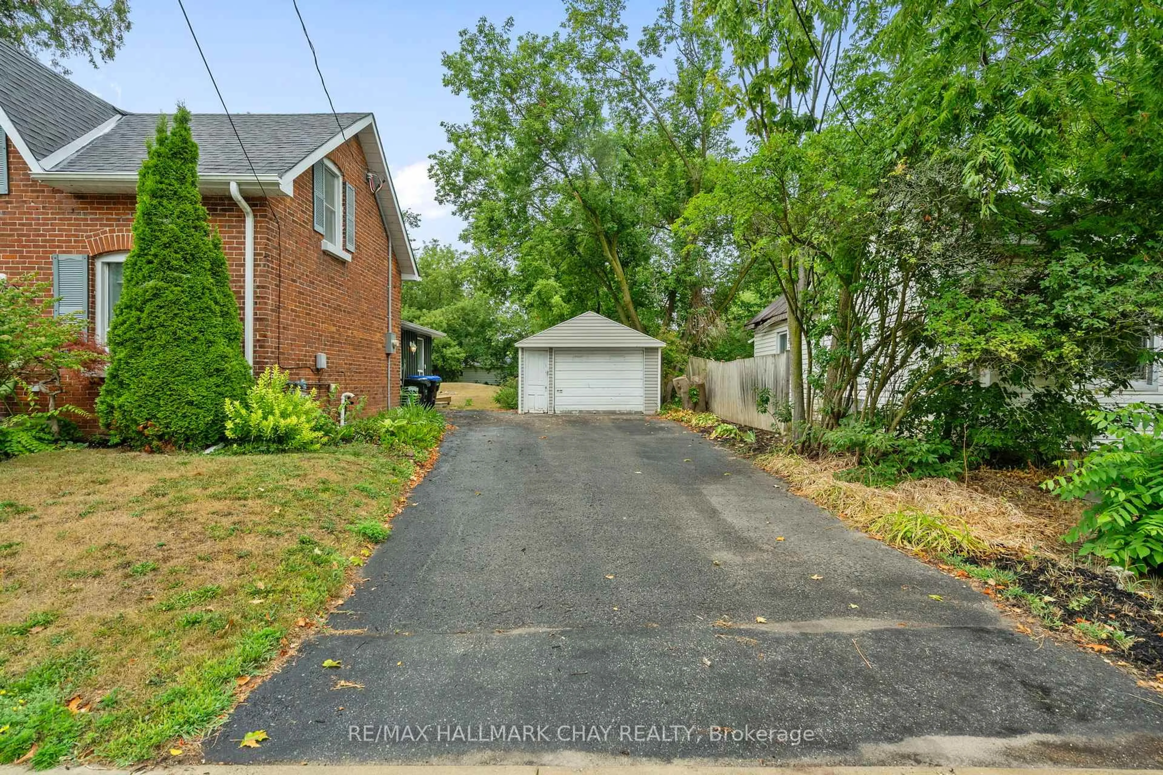 A pic from outside/outdoor area/front of a property/back of a property/a pic from drone, street for 2088 Victoria St, Innisfil Ontario L9S 1K4