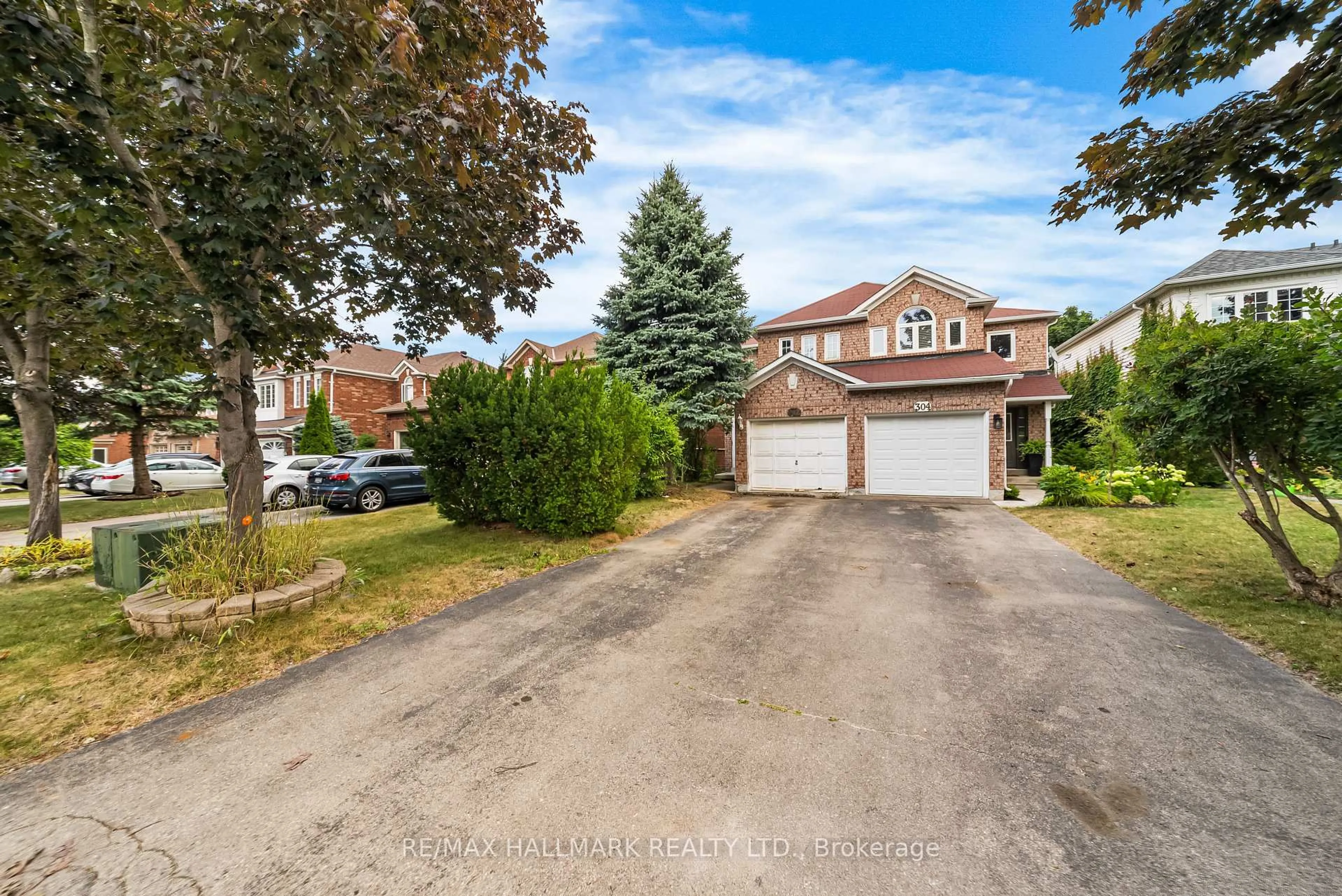 A pic from outside/outdoor area/front of a property/back of a property/a pic from drone, street for 302 Pinnacle Tr, Aurora Ontario L4G 7G2