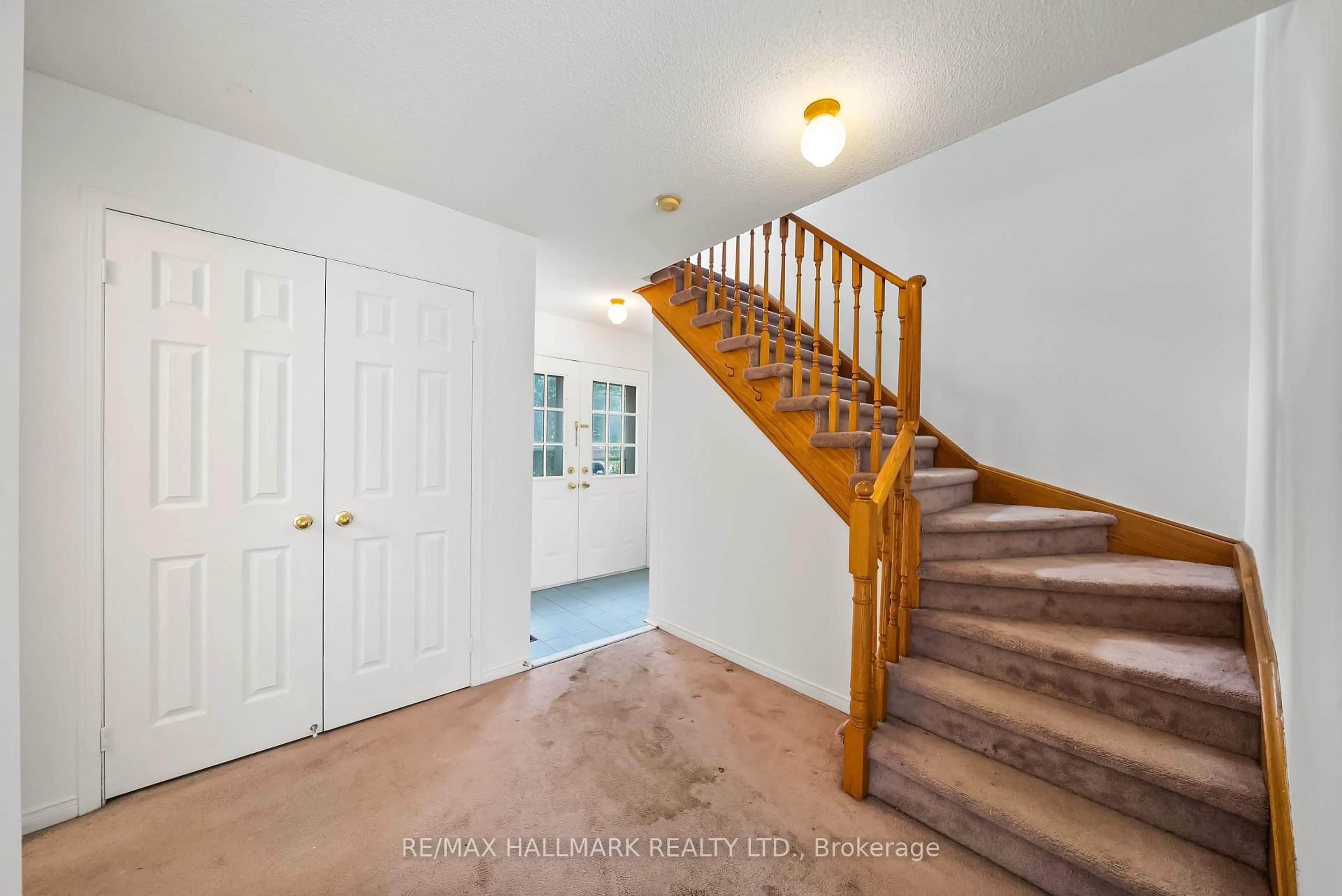 Unknown for 302 Pinnacle Tr, Aurora Ontario L4G 7G2