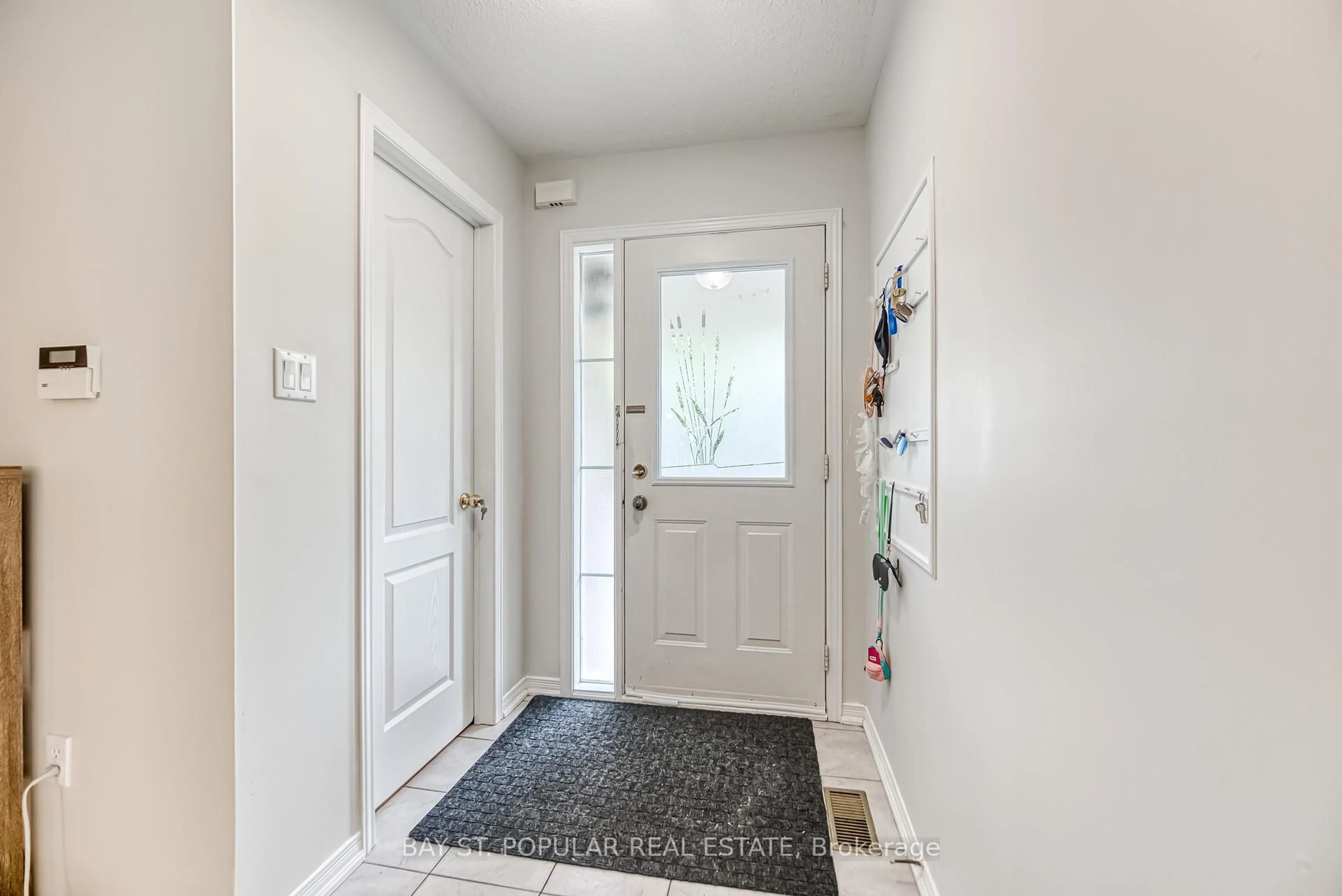 Indoor entryway for 121 Hillwood St, Markham Ontario L6C 3E6