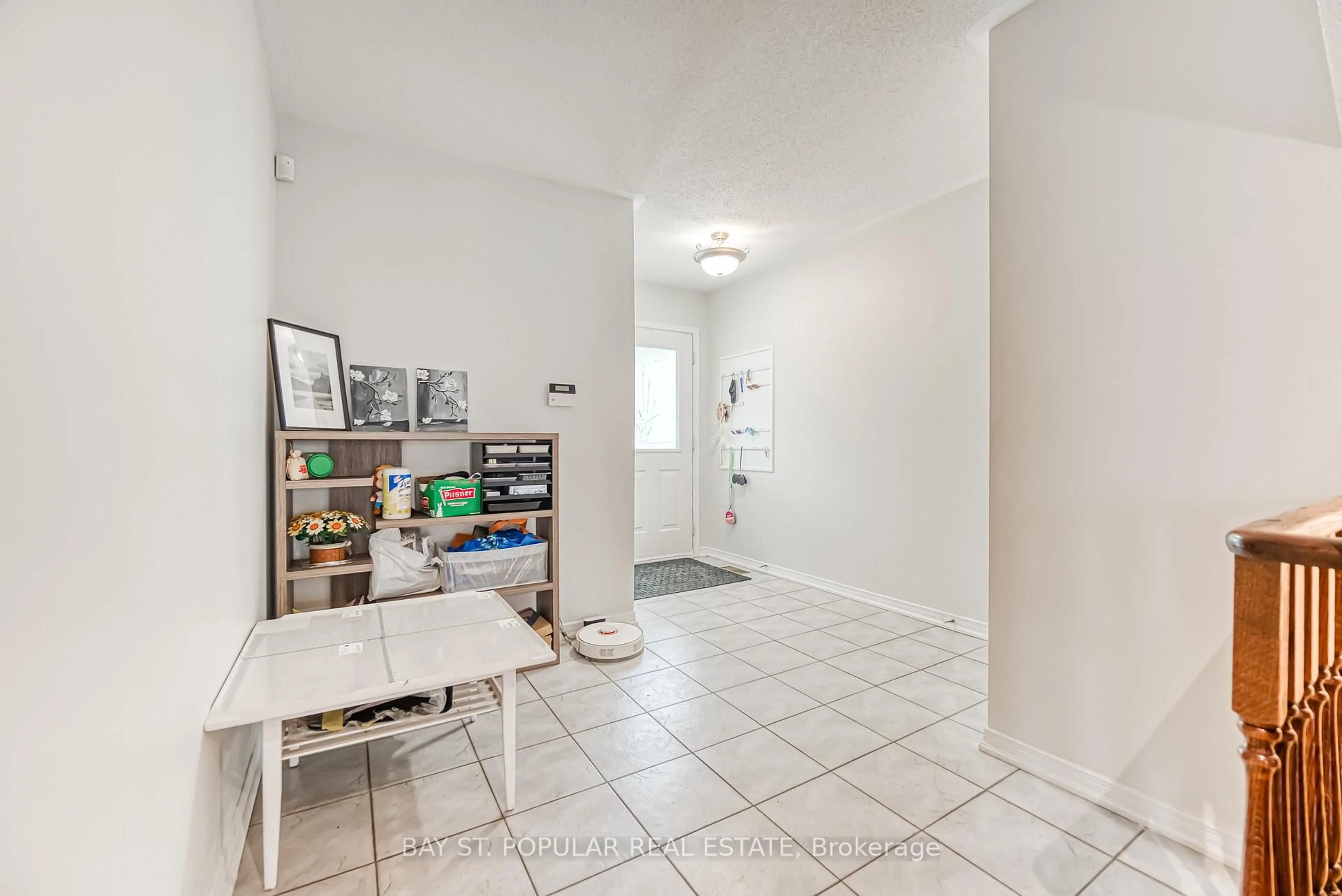 Indoor entryway for 121 Hillwood St, Markham Ontario L6C 3E6