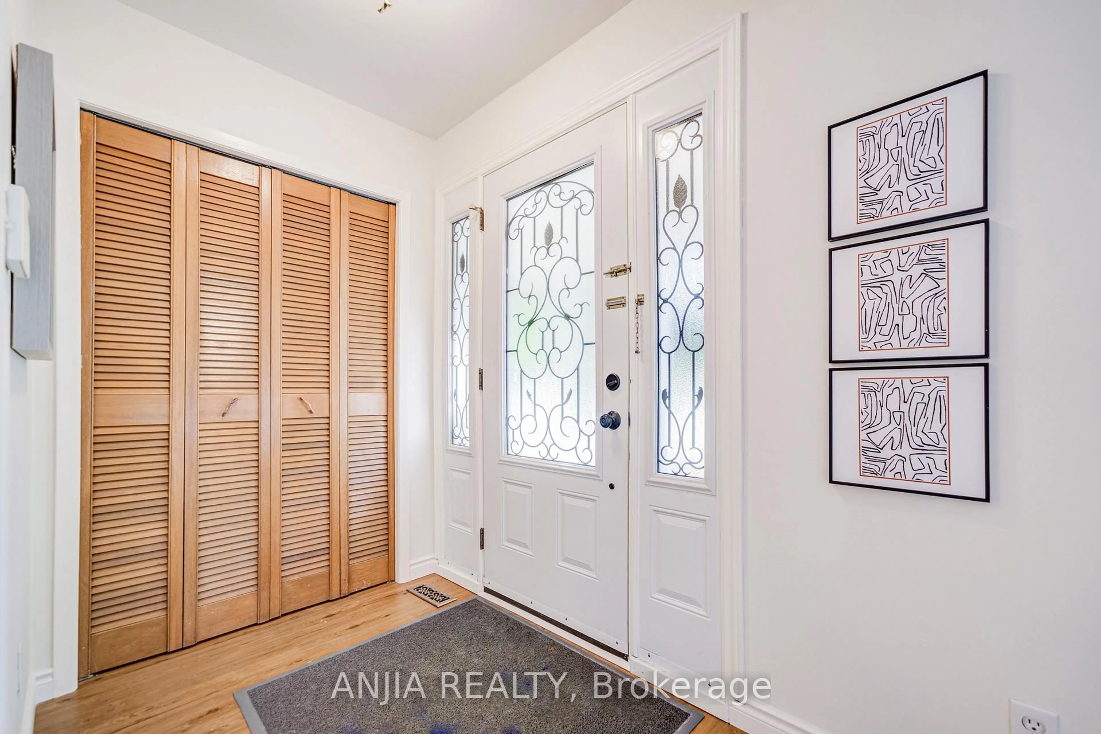 Indoor entryway for 26 Romfield Crct, Markham Ontario L3T 3H3