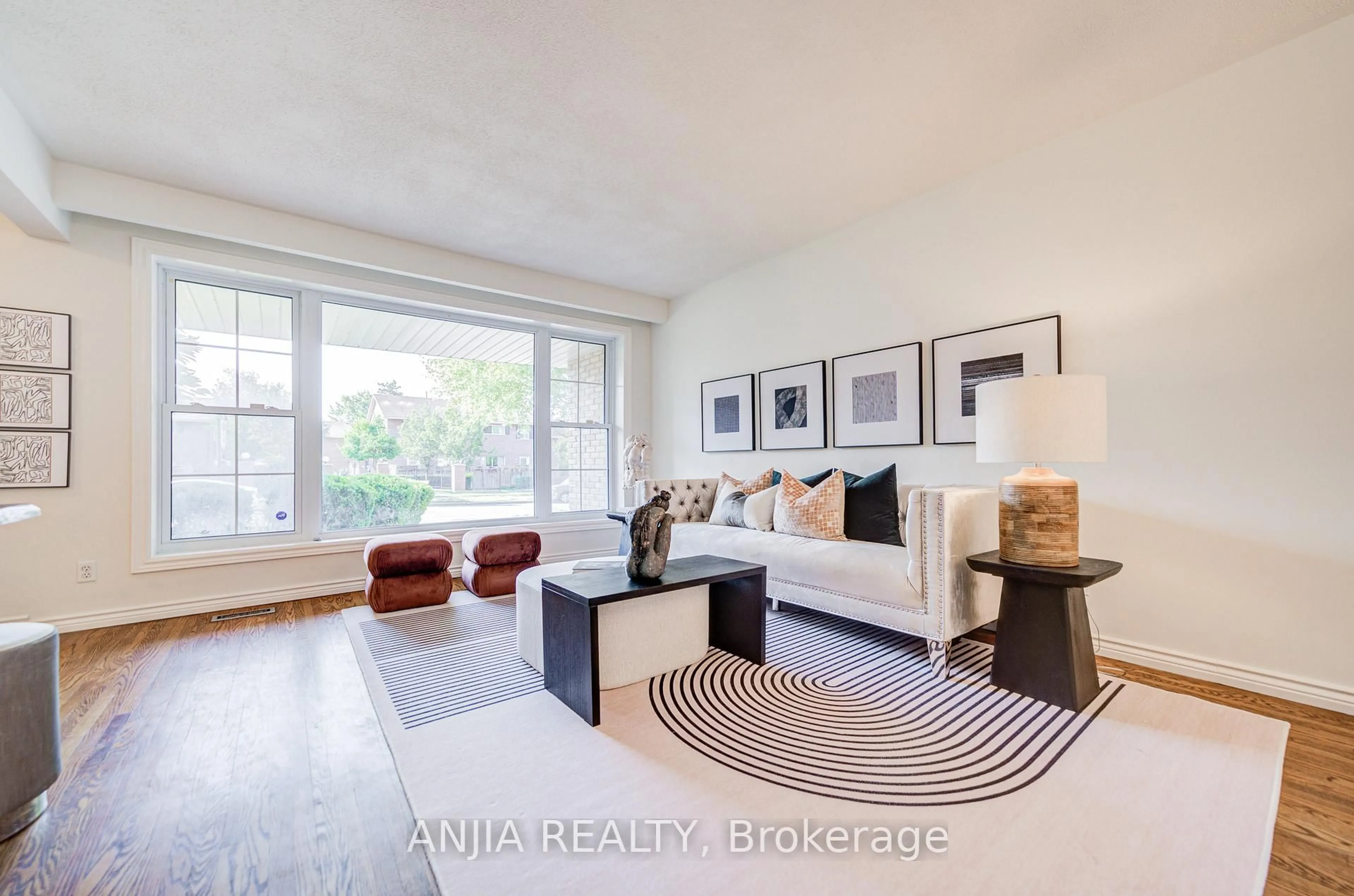 Living room with furniture, unknown for 26 Romfield Crct, Markham Ontario L3T 3H3