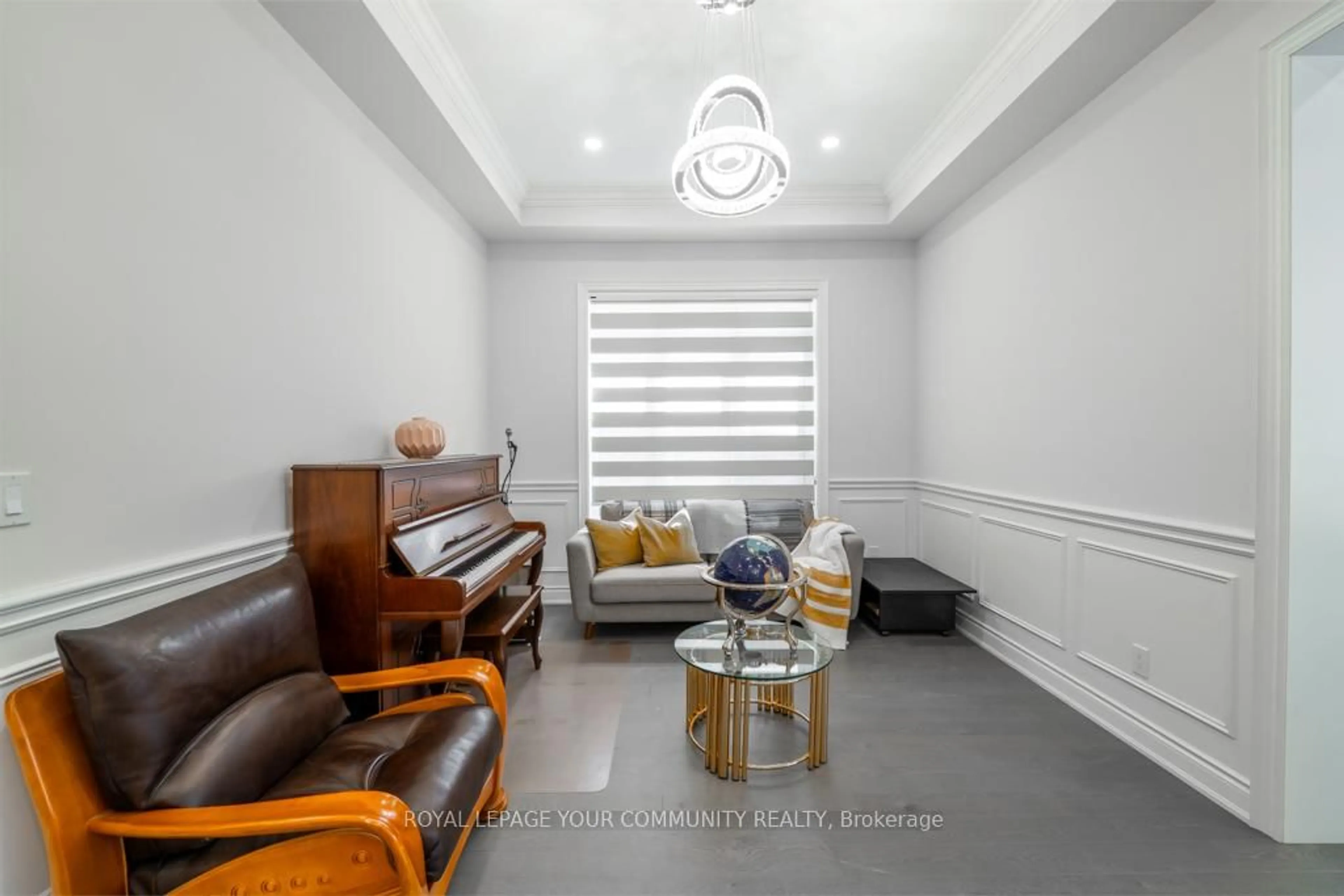 Living room with furniture, unknown for 18 Maple Fields Circ, Aurora Ontario L4G 3X7