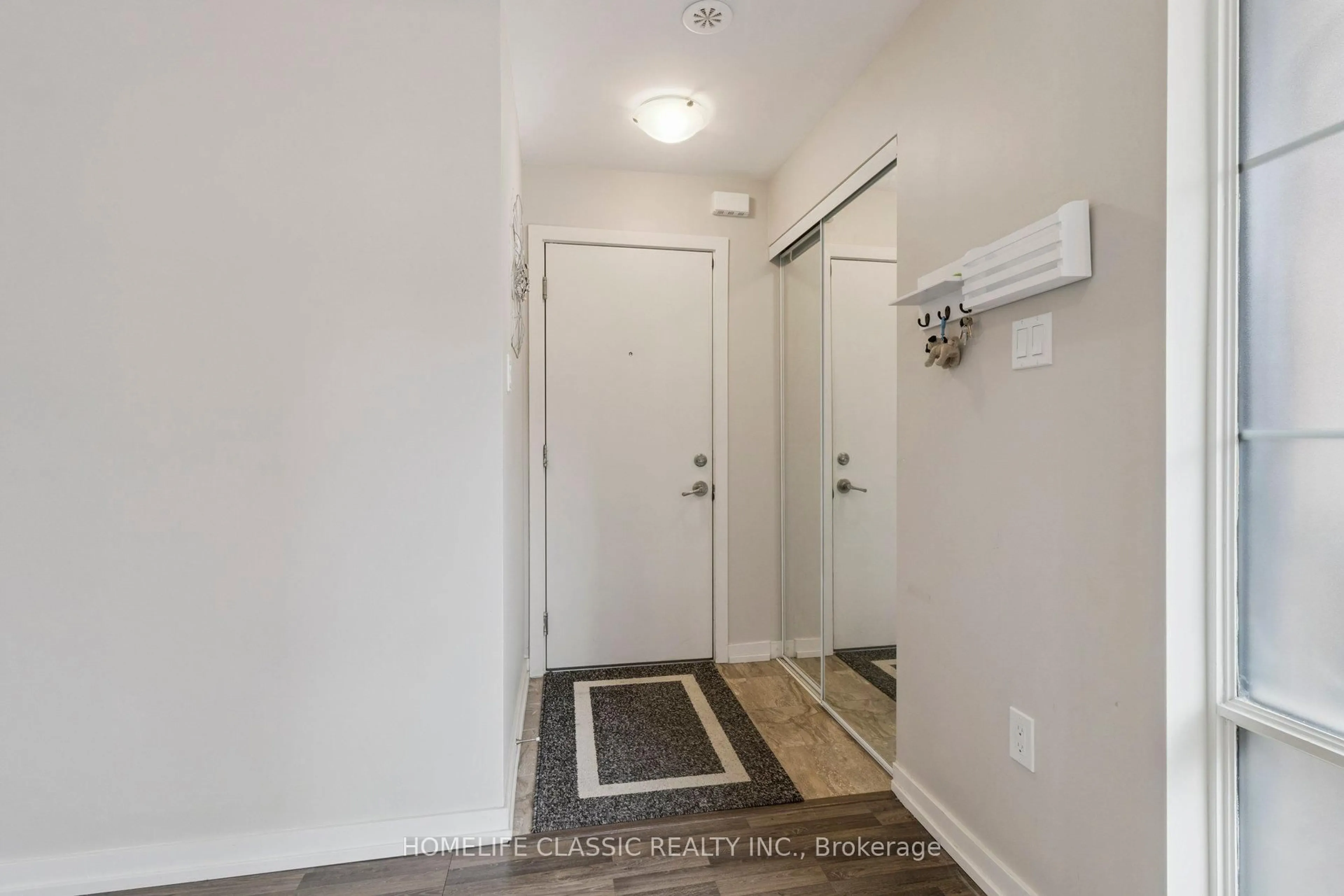 Indoor entryway for 7 Bellcastle Gate #234, Whitchurch-Stouffville Ontario L4A 4T4