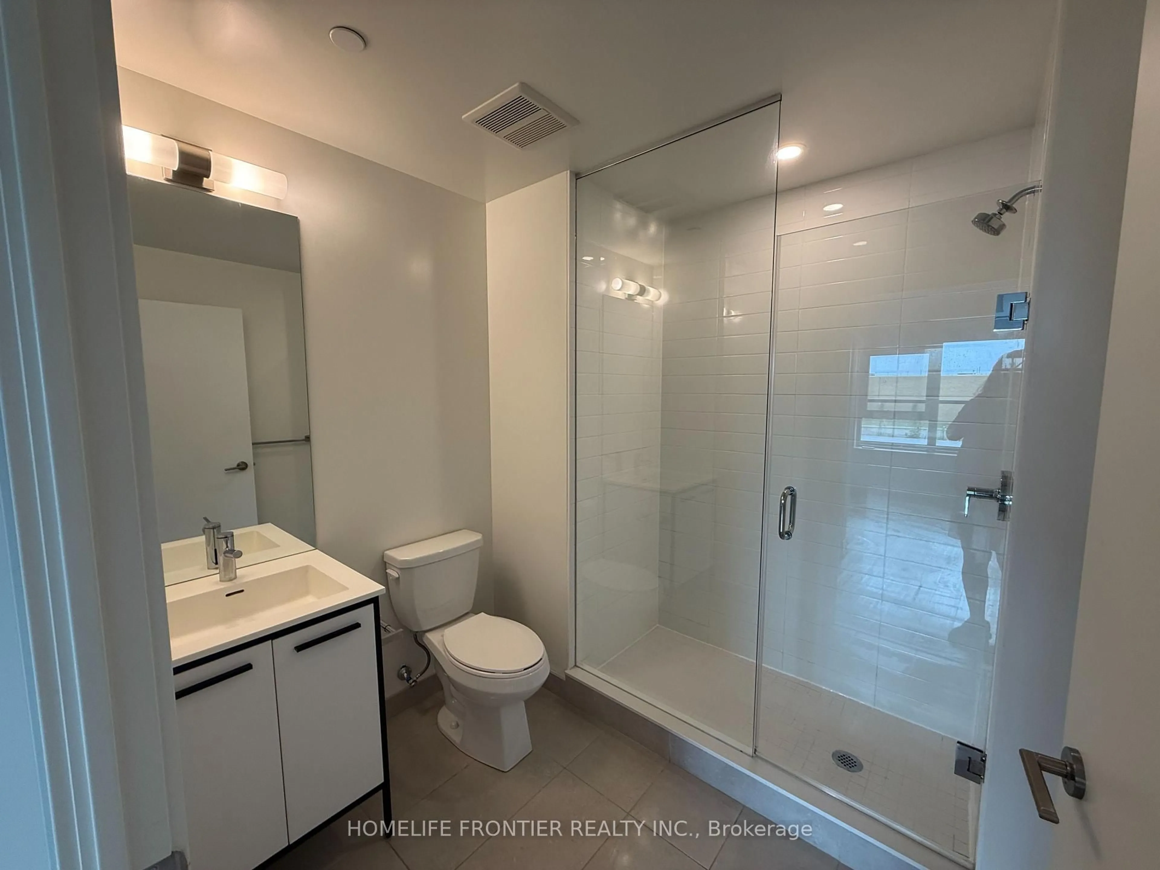 Standard bathroom, ceramic/tile floor for 185 Deerfield Rd #208, Newmarket Ontario L3Y 0G7