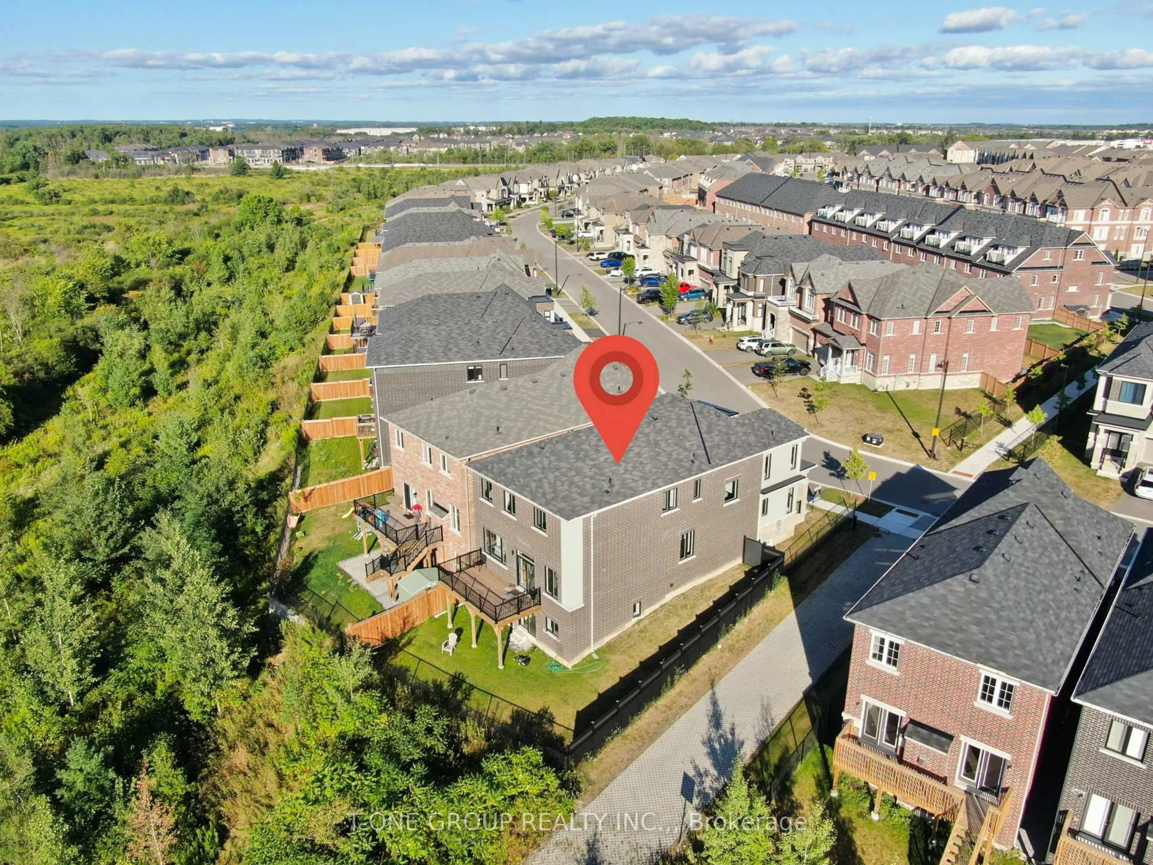 A pic from outside/outdoor area/front of a property/back of a property/a pic from drone, street for 146 Hartney Dr, Richmond Hill Ontario L4S 0L1