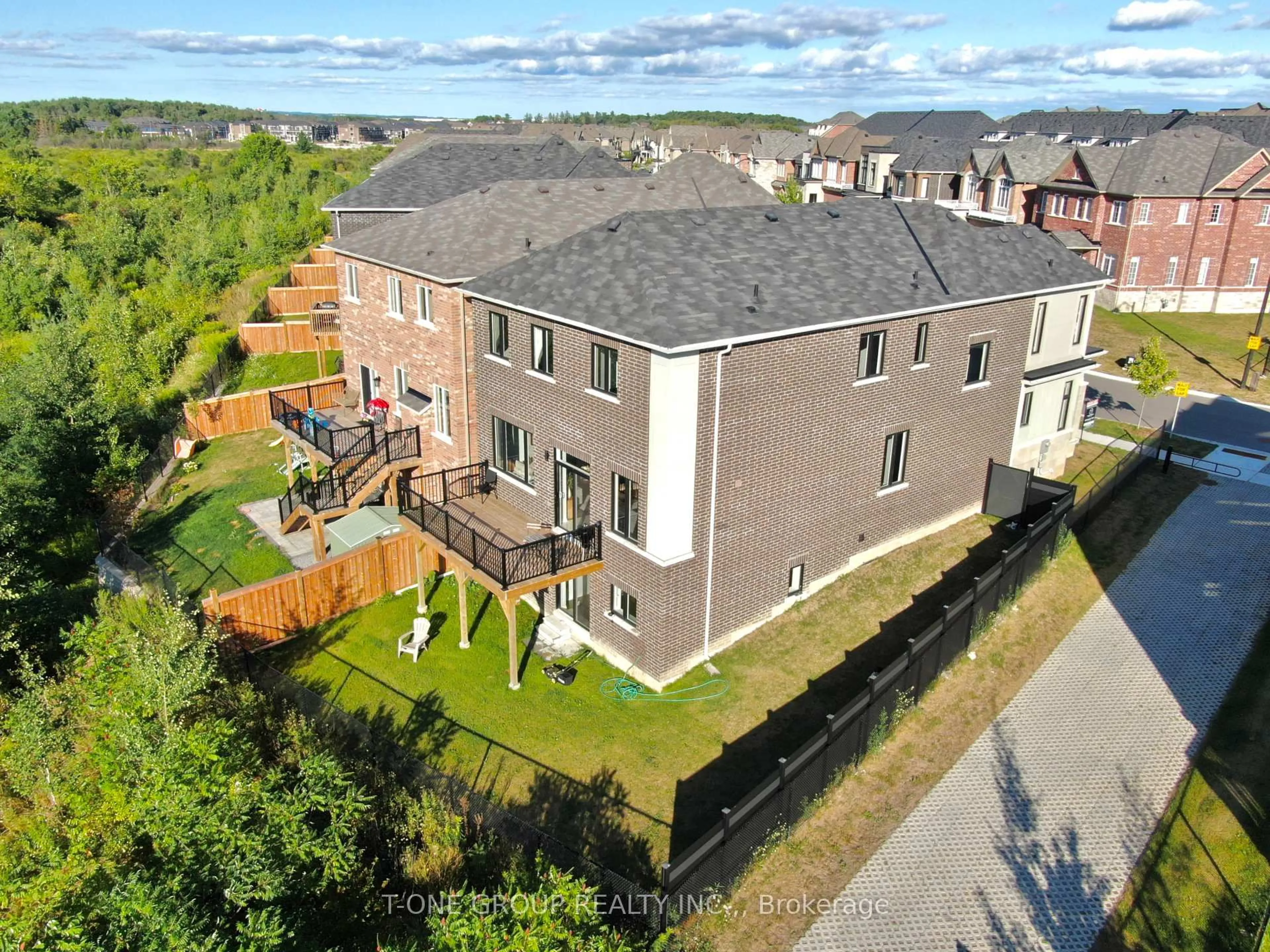A pic from outside/outdoor area/front of a property/back of a property/a pic from drone, building for 146 Hartney Dr, Richmond Hill Ontario L4S 0L1