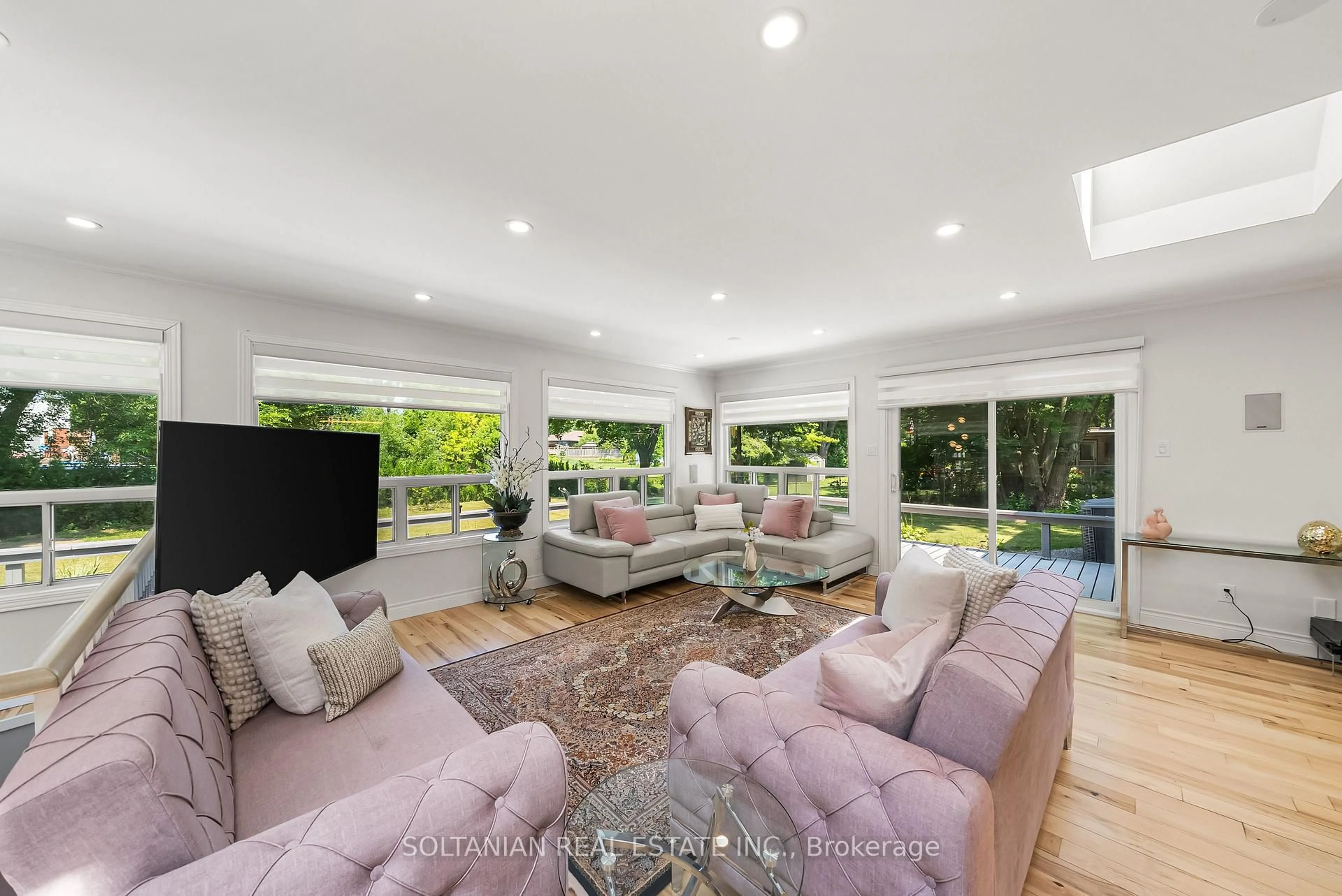 Living room with furniture, unknown for 66 Lakeland Cres, Richmond Hill Ontario L4E 2Z9