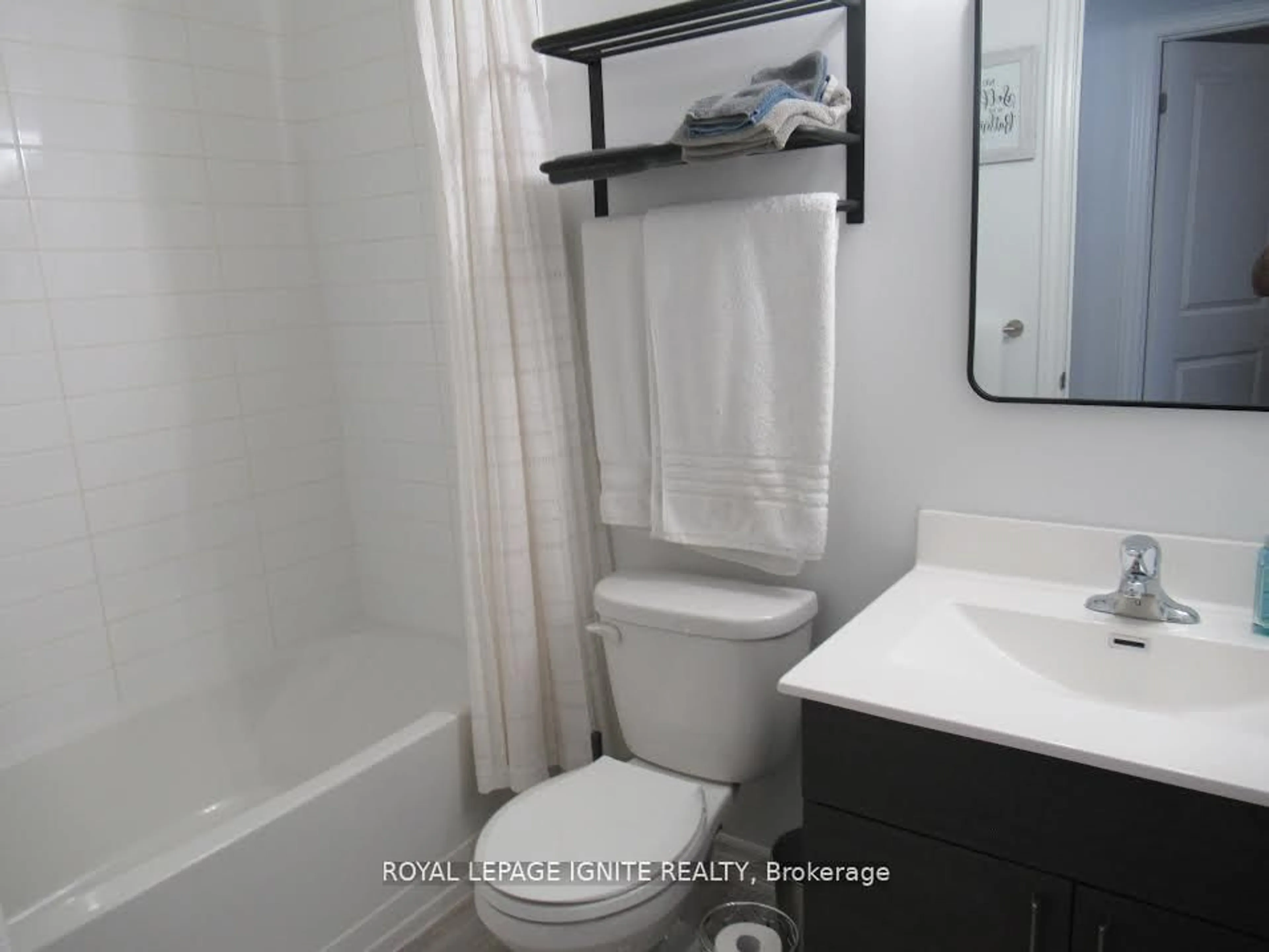 Standard bathroom, unknown for 196 Pine Grove Rd #13, Vaughan Ontario L4L 0H8
