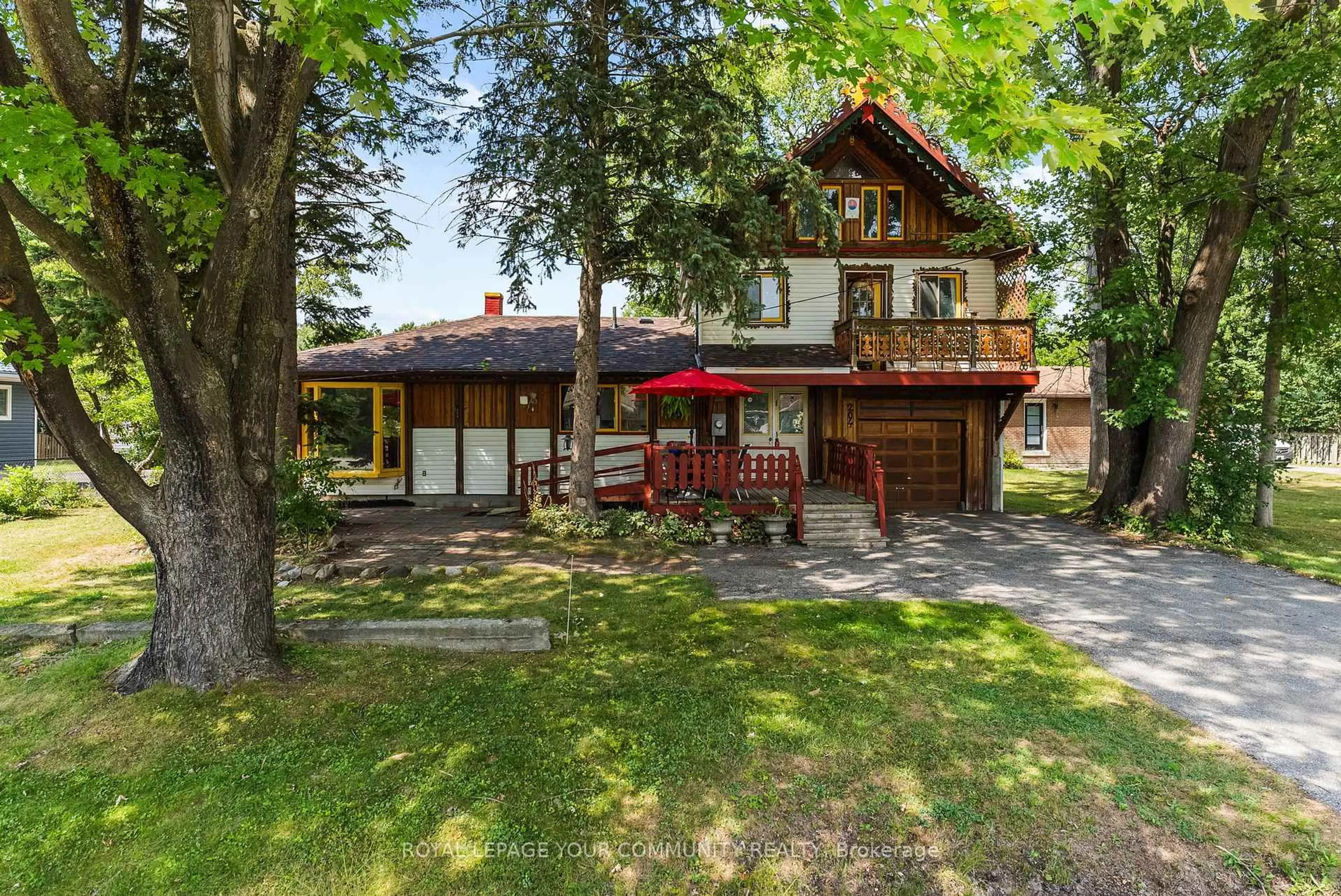 A pic from outside/outdoor area/front of a property/back of a property/a pic from drone, street for 204 Woodland Ave, Georgina Ontario L4P 2M8