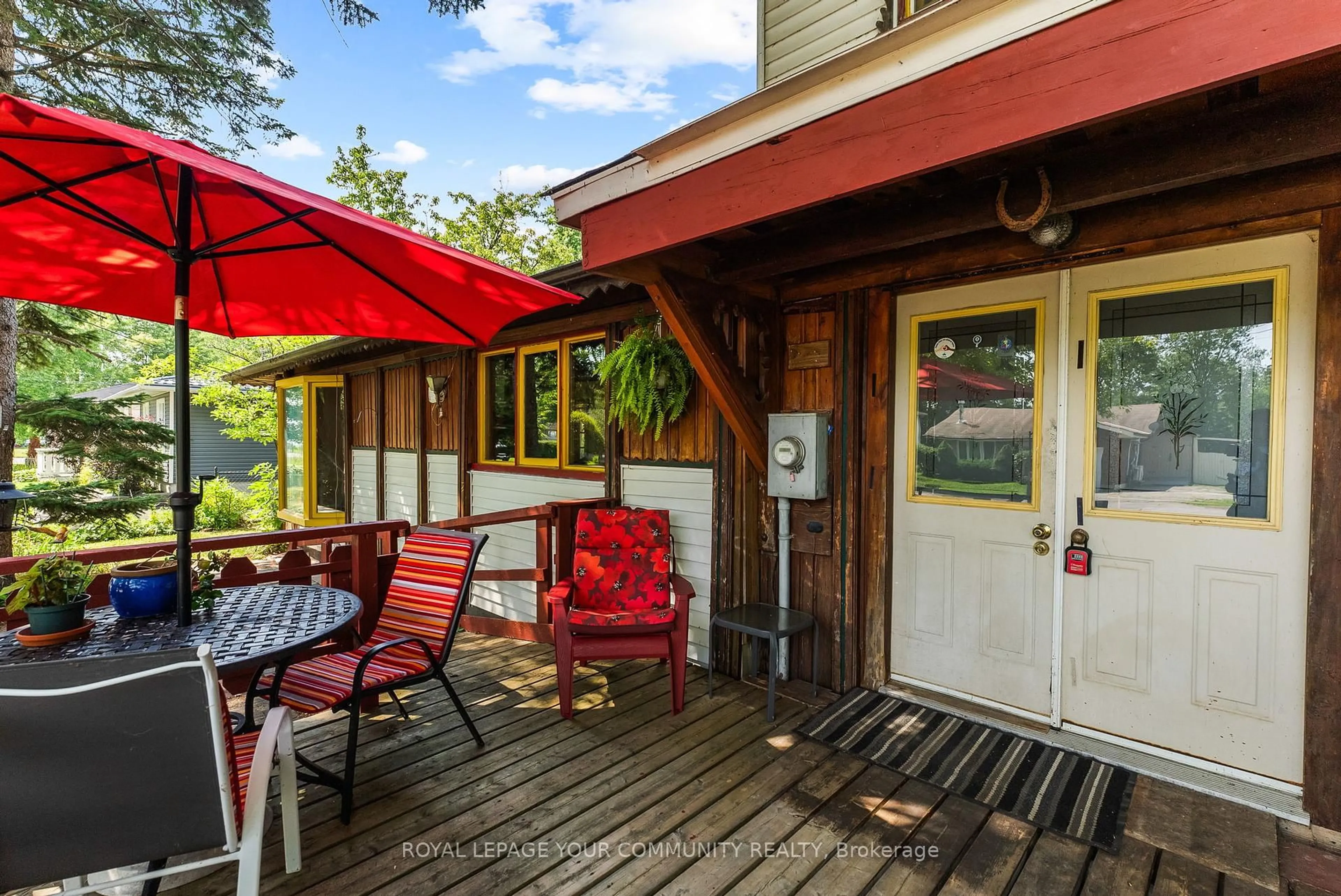 Patio, street for 204 Woodland Ave, Georgina Ontario L4P 2M8