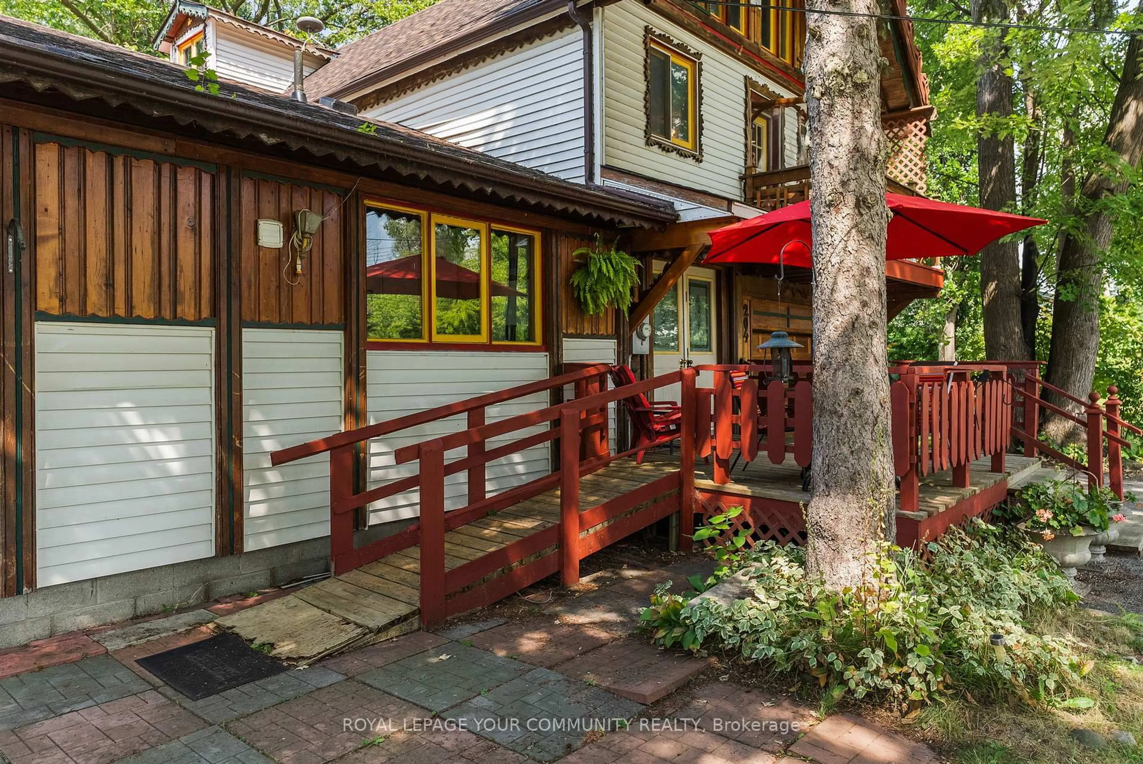 Patio, street for 204 Woodland Ave, Georgina Ontario L4P 2M8