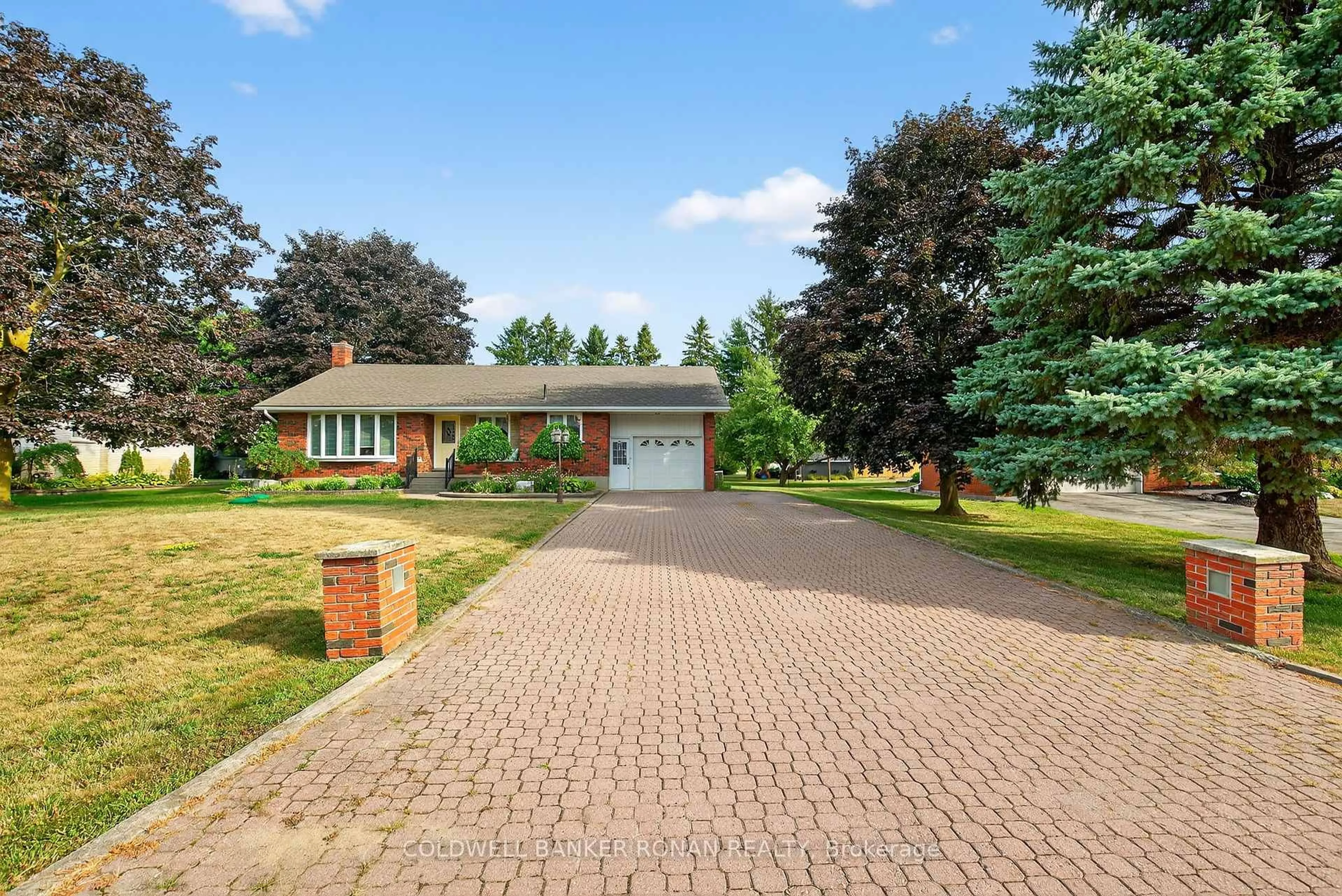 A pic from outside/outdoor area/front of a property/back of a property/a pic from drone, street for 8 Douglas Dr, New Tecumseth Ontario L9R 1J9