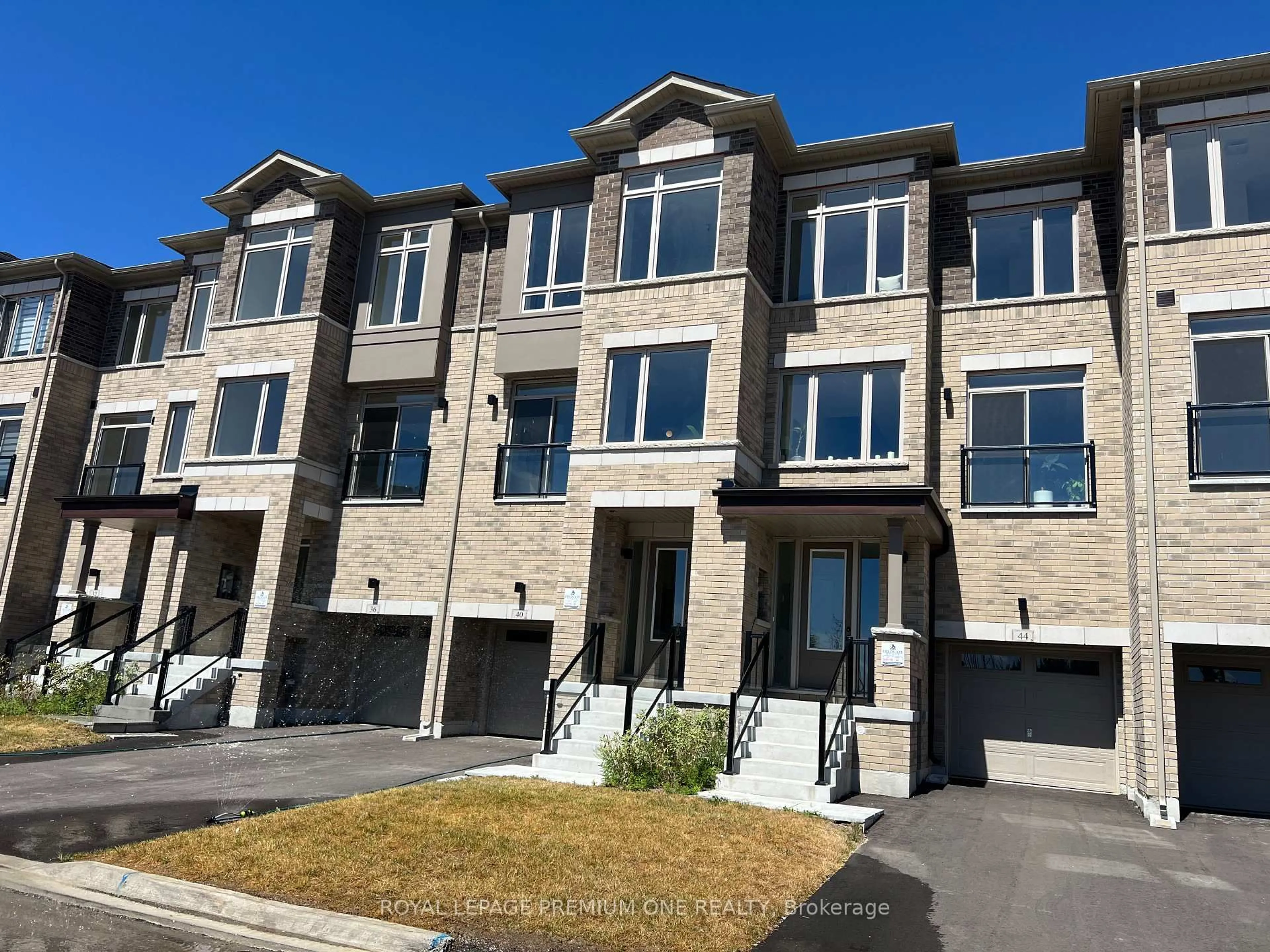 A pic from outside/outdoor area/front of a property/back of a property/a pic from drone, street for 40 Tennant Circ, Vaughan Ontario L4G 5L5