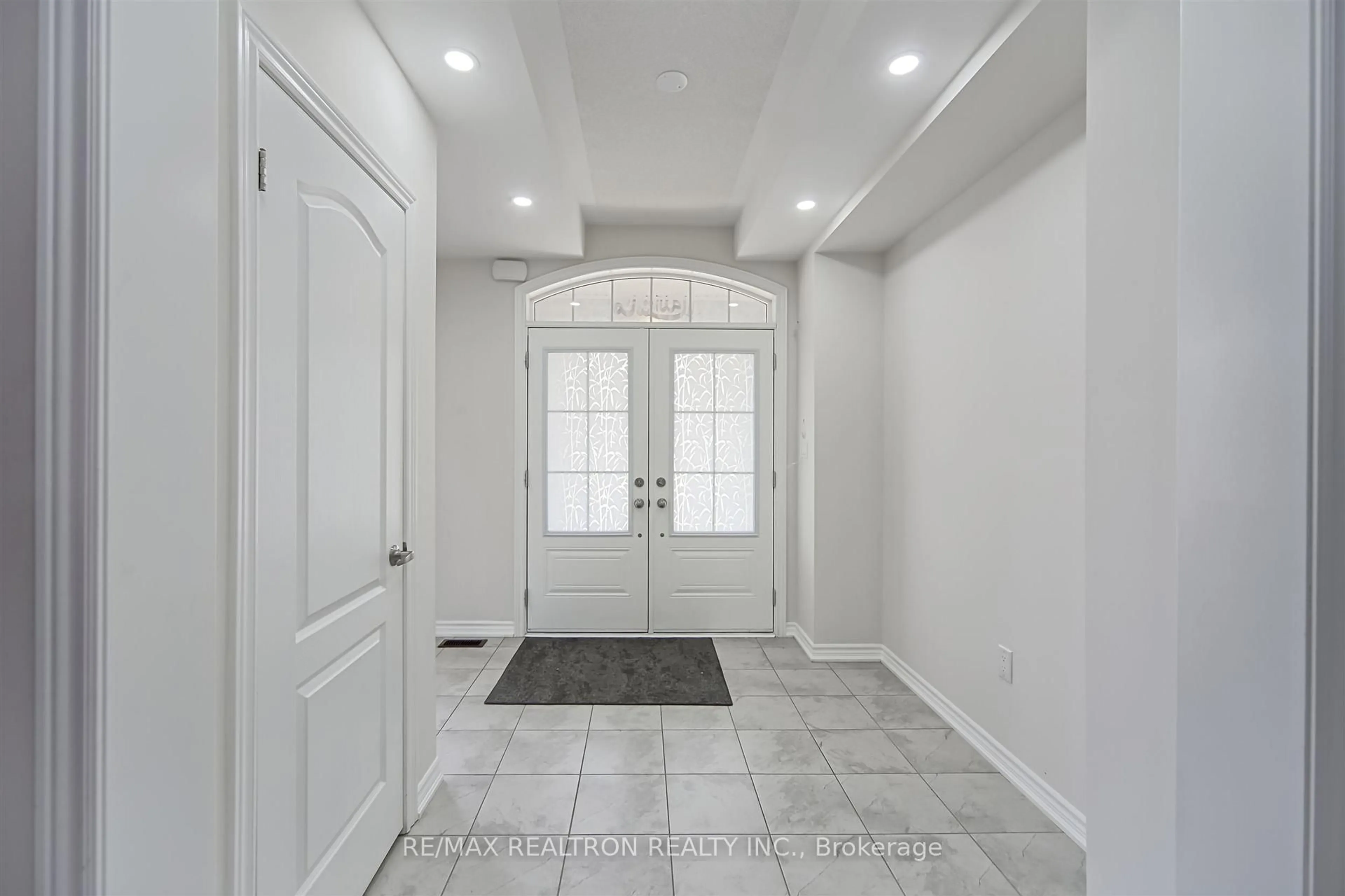 Indoor entryway for 307 Reginald Harrison Tr, Newmarket Ontario L3X 0M2