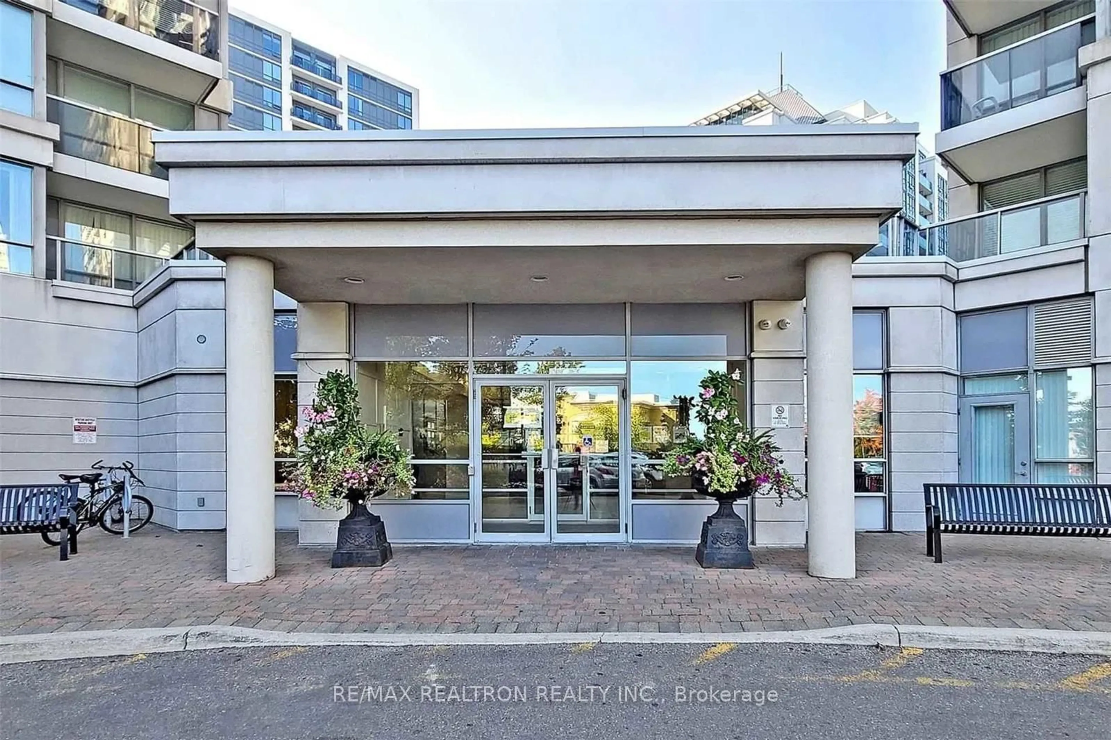 Indoor foyer for 60 Disera Dr #309, Vaughan Ontario L4J 9G1