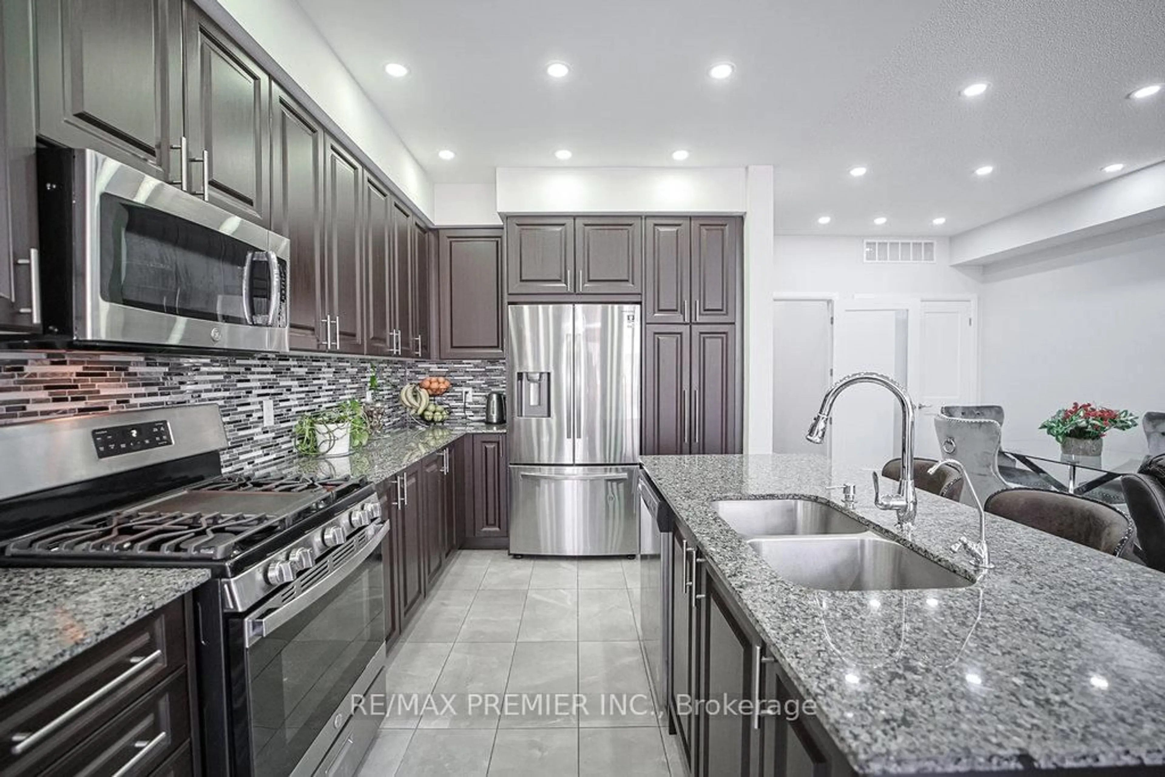 Contemporary kitchen, ceramic/tile floor for 131 Landolfi Way, Bradford West Gwillimbury Ontario L3Z 4L7