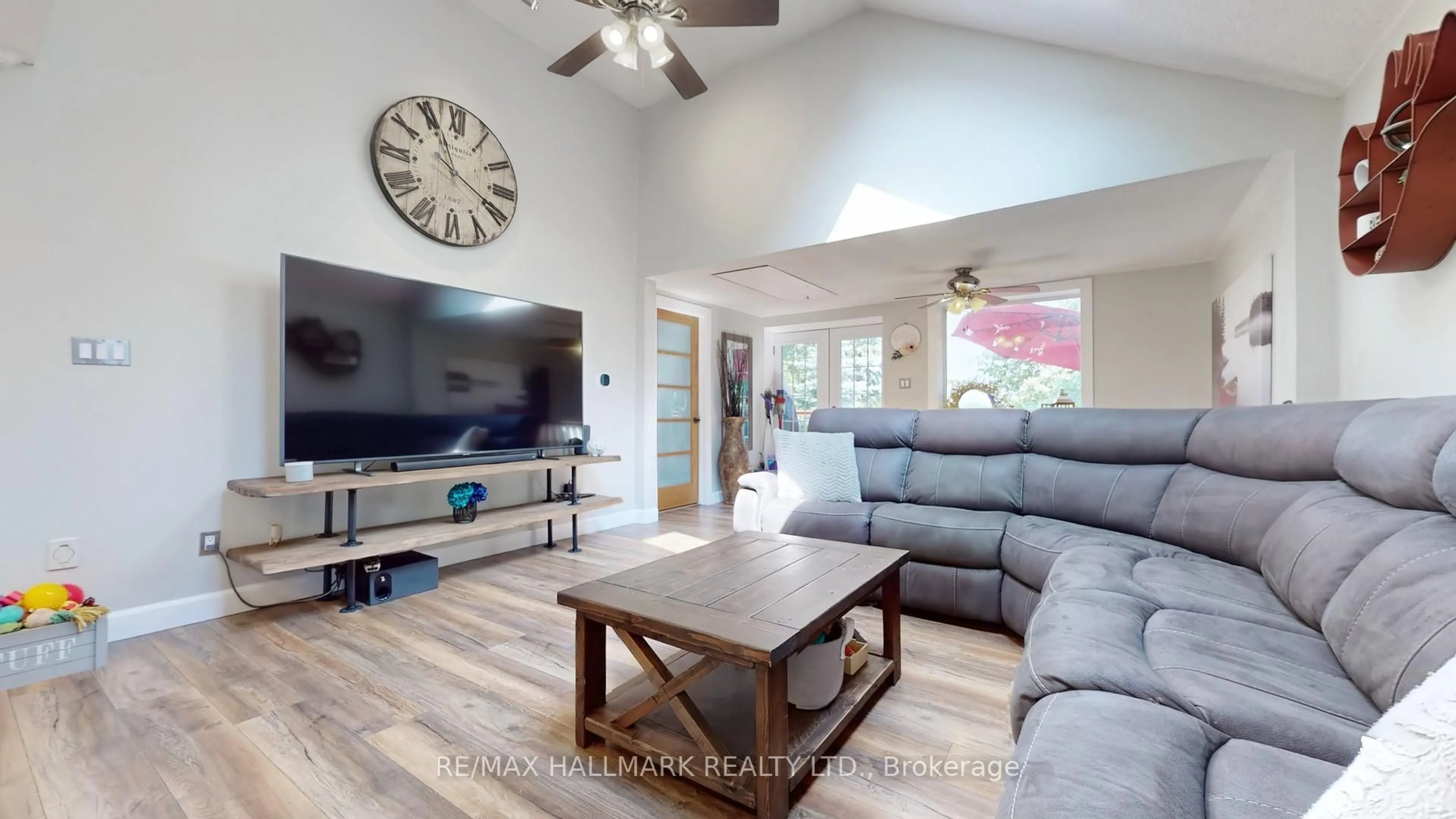Living room with furniture, unknown for 52 Windsor Dr, Whitchurch-Stouffville Ontario L4A 7X3