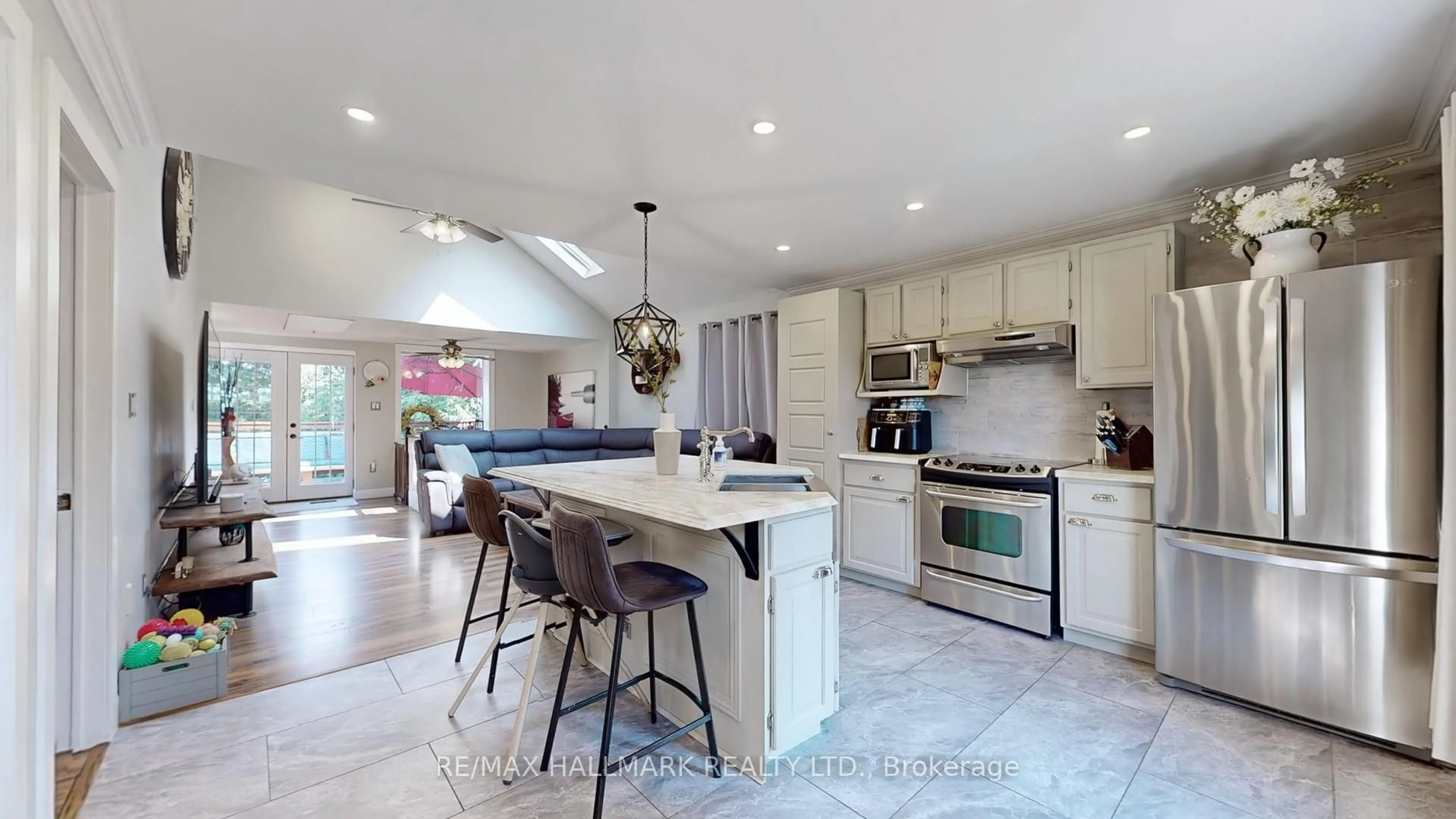 Open concept kitchen, ceramic/tile floor for 52 Windsor Dr, Whitchurch-Stouffville Ontario L4A 7X3